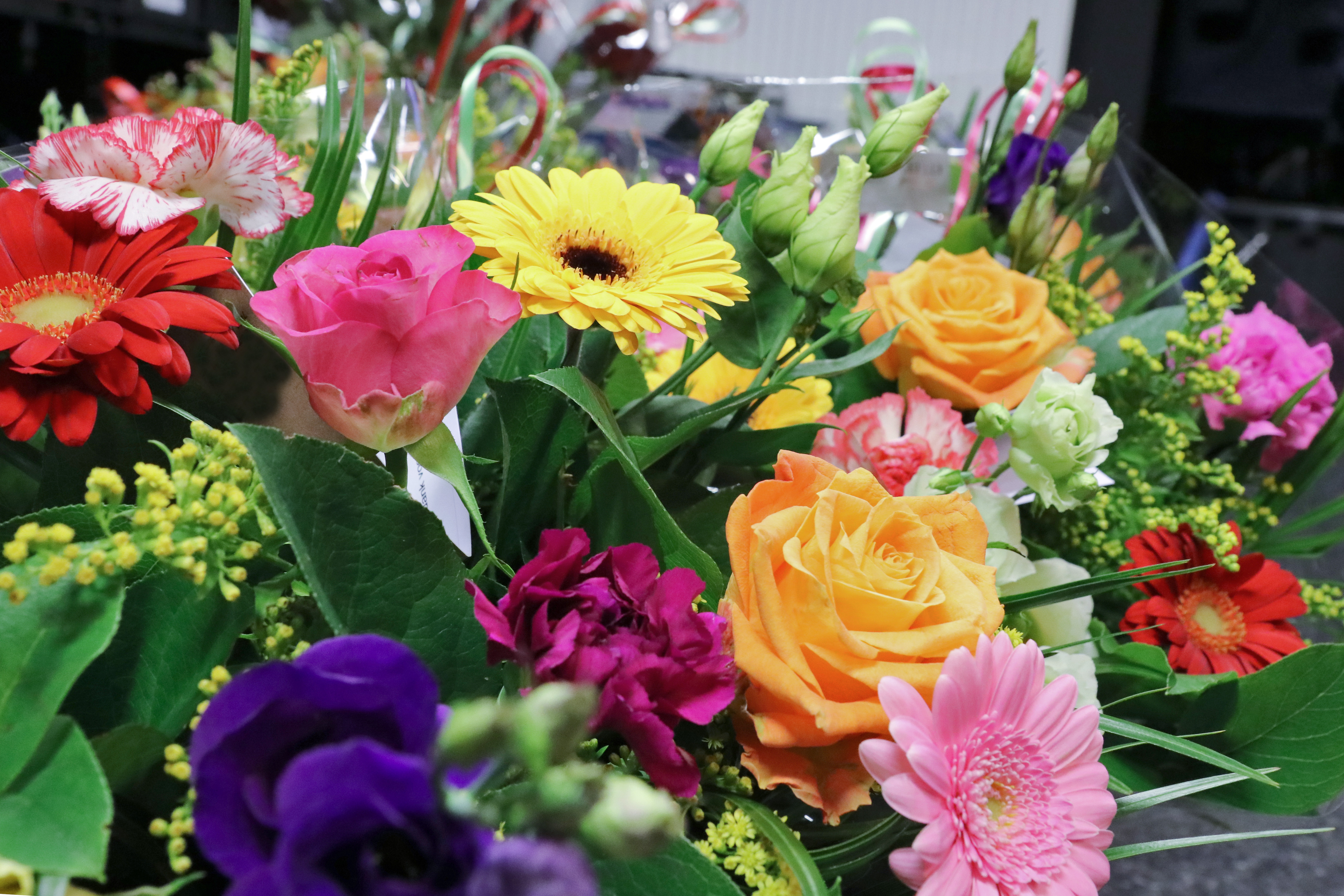 Een grote bos met gekleurde bloemen. 