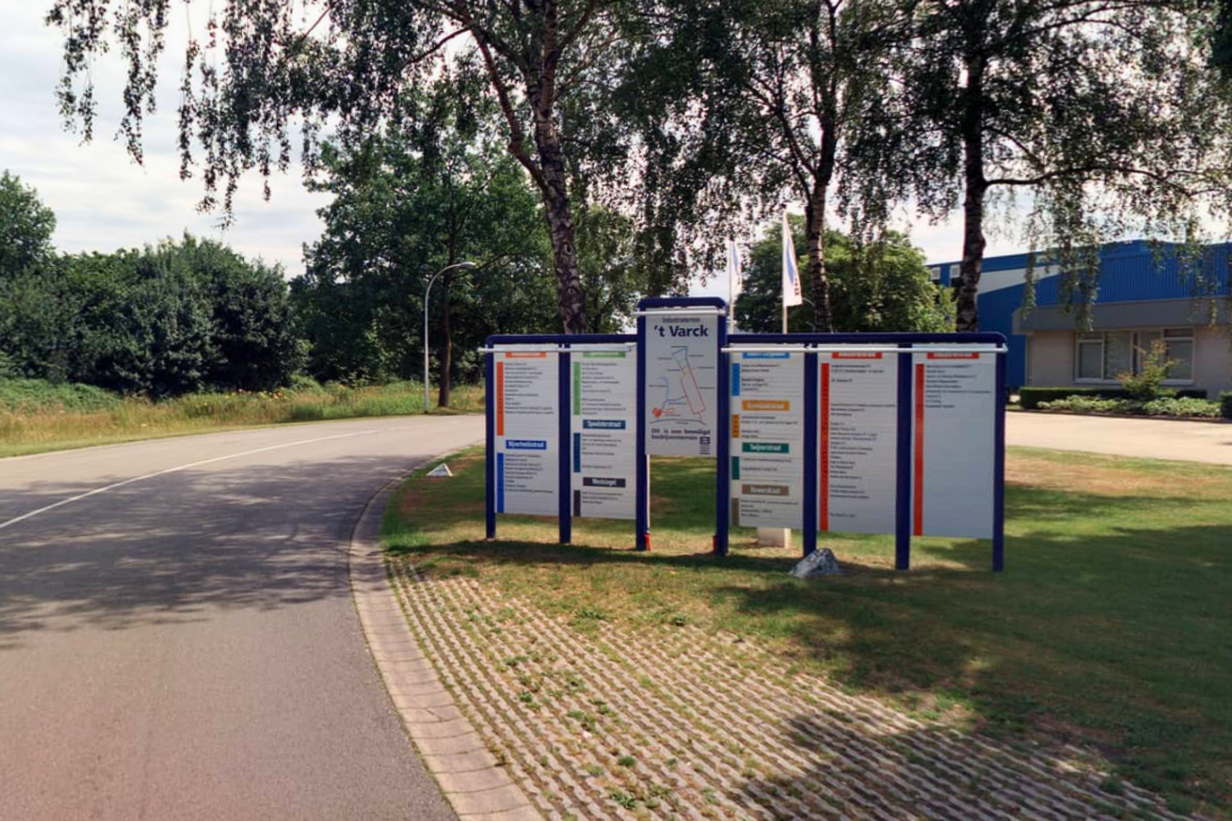 Foto van ingang van bedrijventerrein 't Varck-Brammelo met informatieborden.