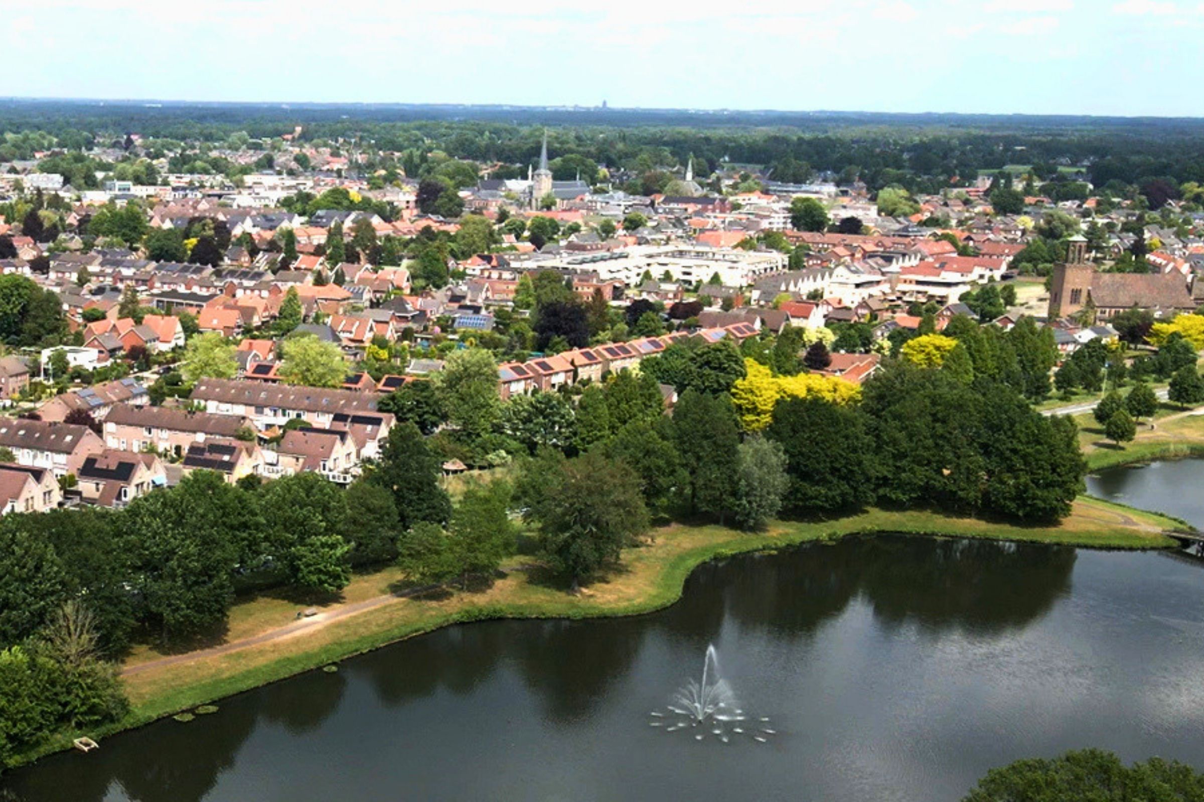 Luchtfoto van Haasbergen vanaf de Bergingsvijver
