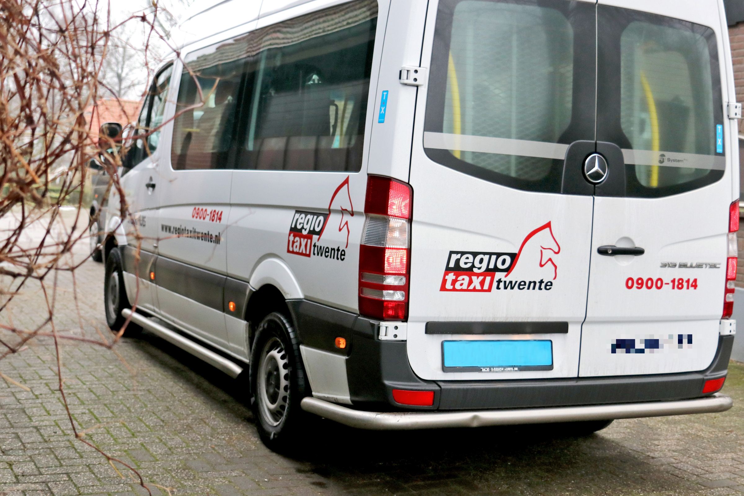 Foto van de achterkant van een Regiotaxi