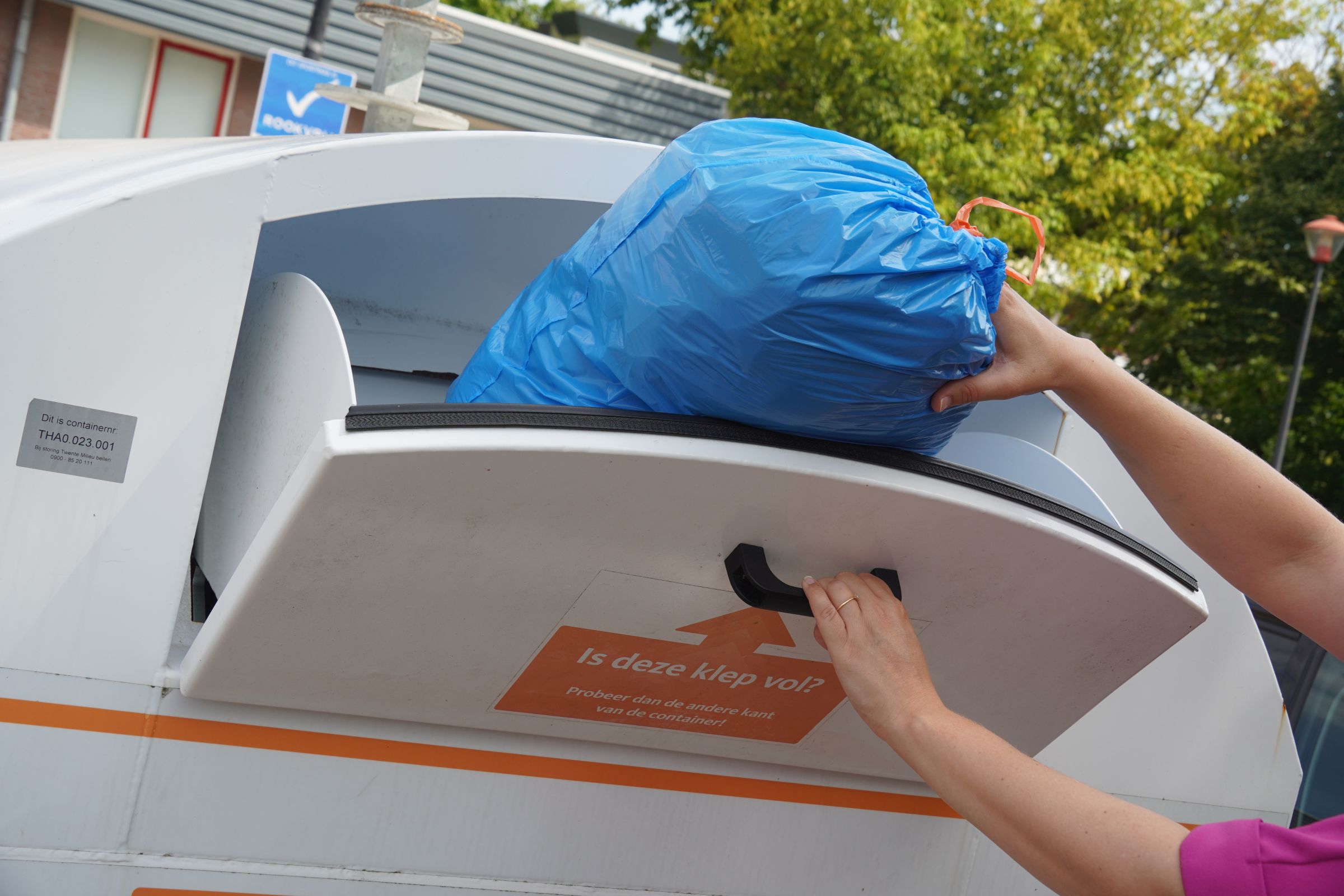 Kledingzak weggooien in de textielcontainer