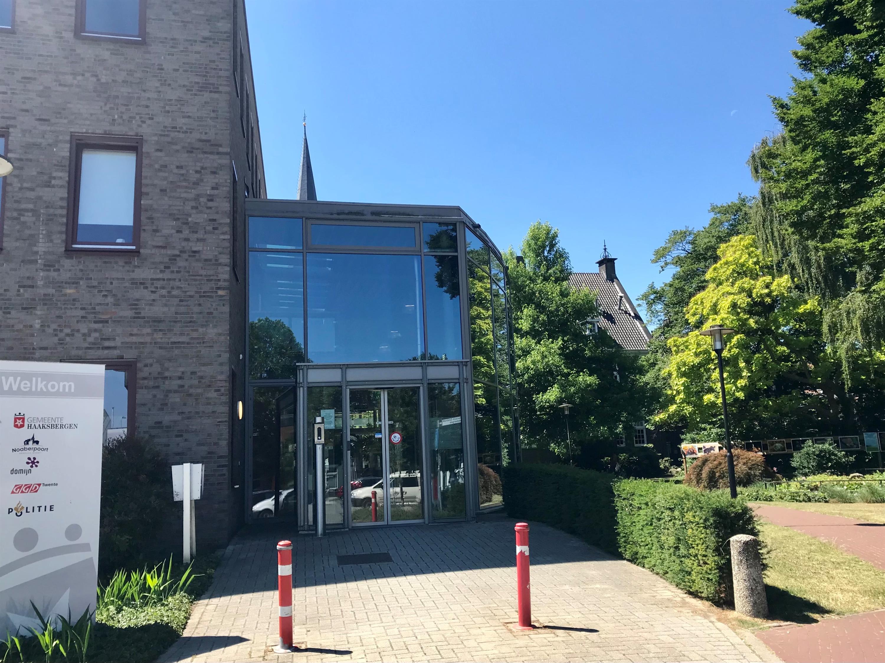 Foto van de ingang van het gemeentehuis aan de Blankenburgerstraat.