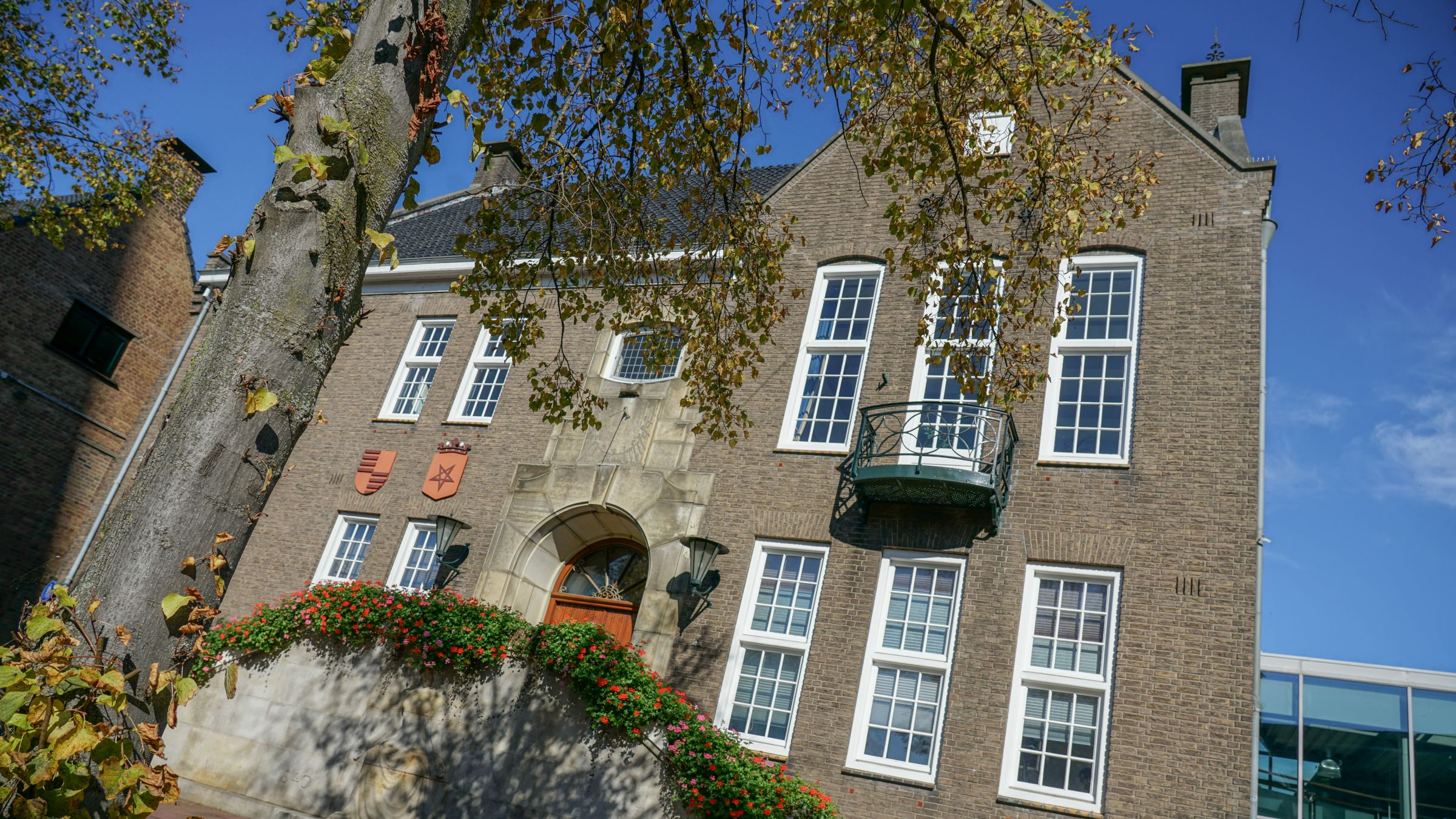 Buitenkant oude gedeelte gemeentehuis vanaf de markt gezien.  