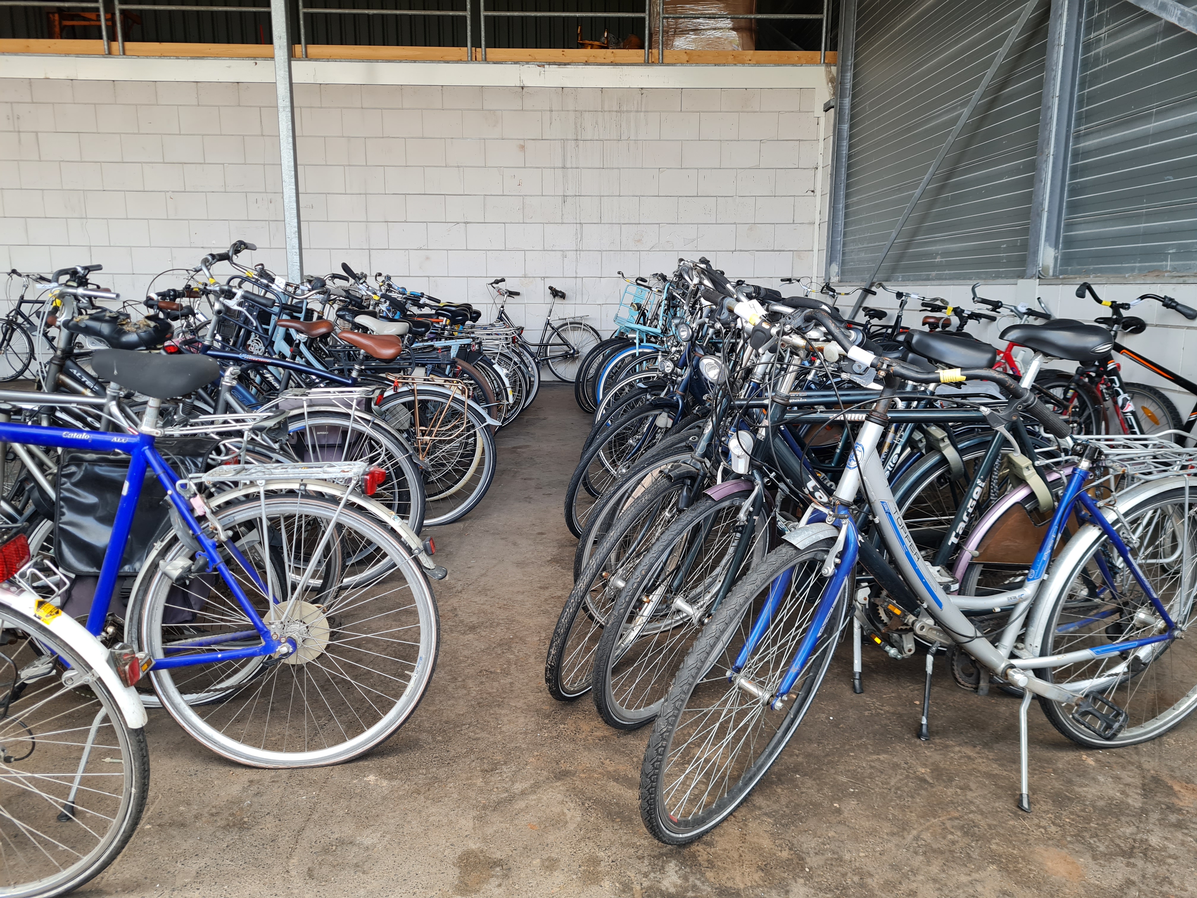 Geparkeerde fietsen op fietsenveiling