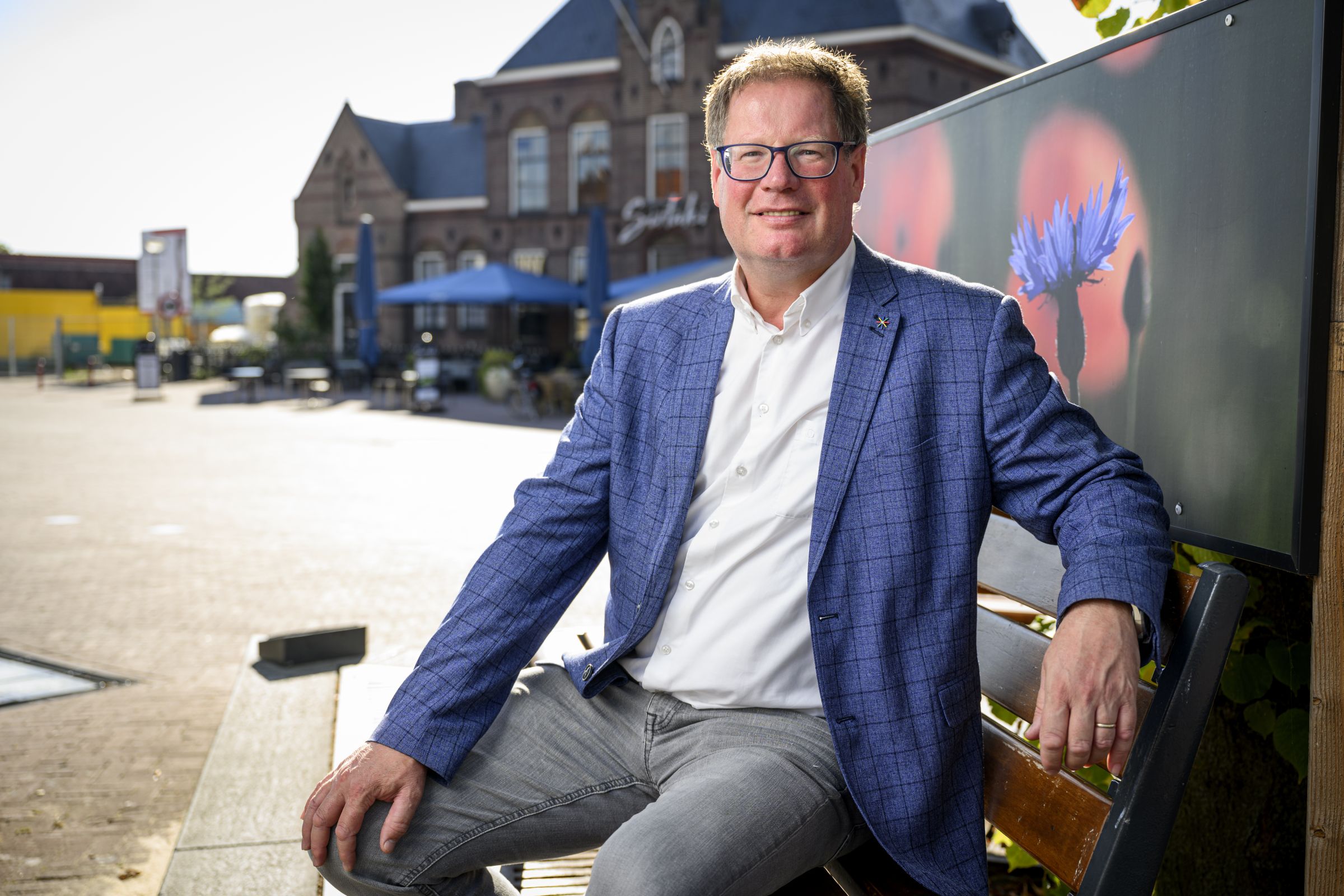 Foto van Jan-Herman Scholten op een bankje op het marktplein in Haaksbergen