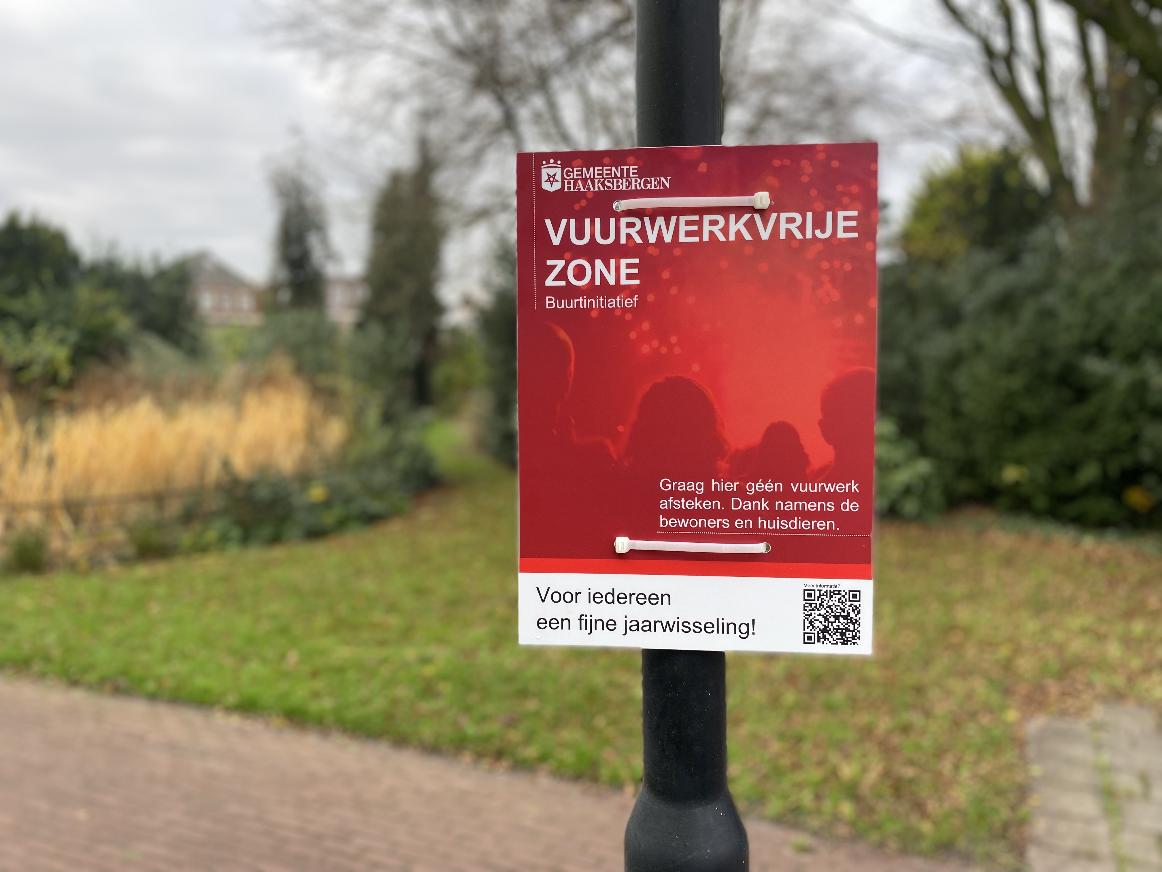Foto van een bord met vuurwerkvrije zone op een paal.