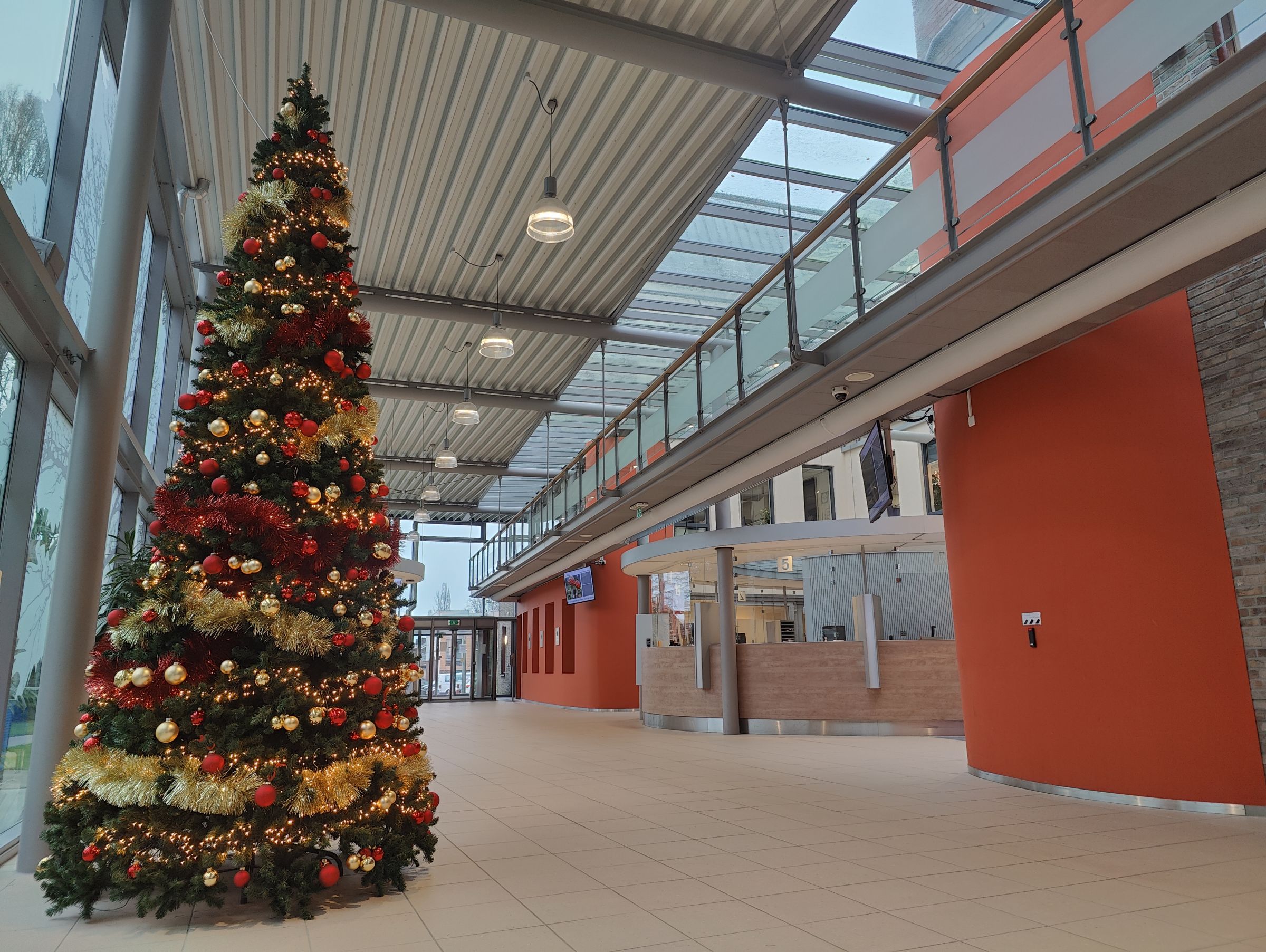 Foto van hal gemeentehuis met versierde kerstboom.