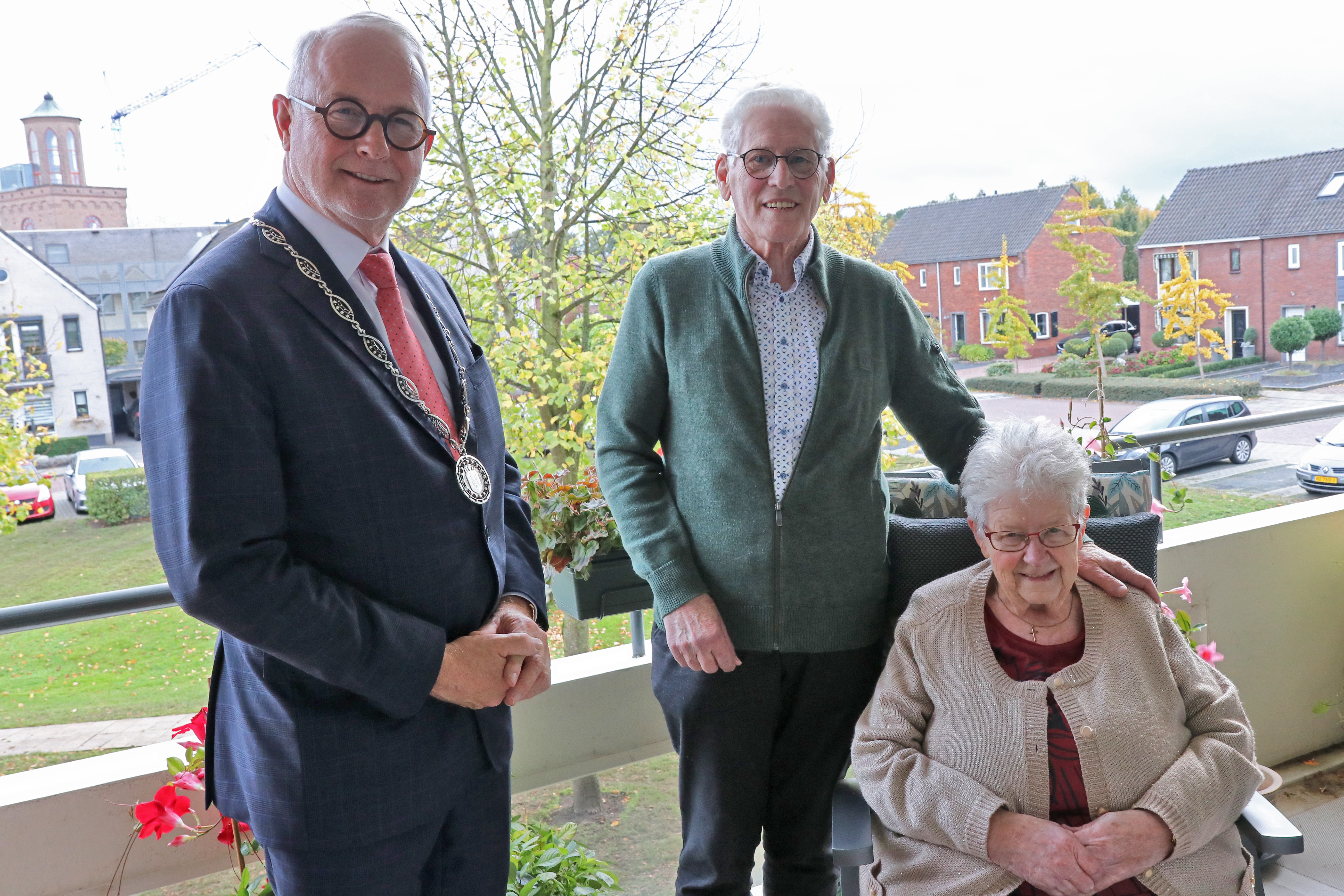 60-jarig bruidspaar Bemthuis-Weegerink met burgemeester Gerard van den Hengel.
