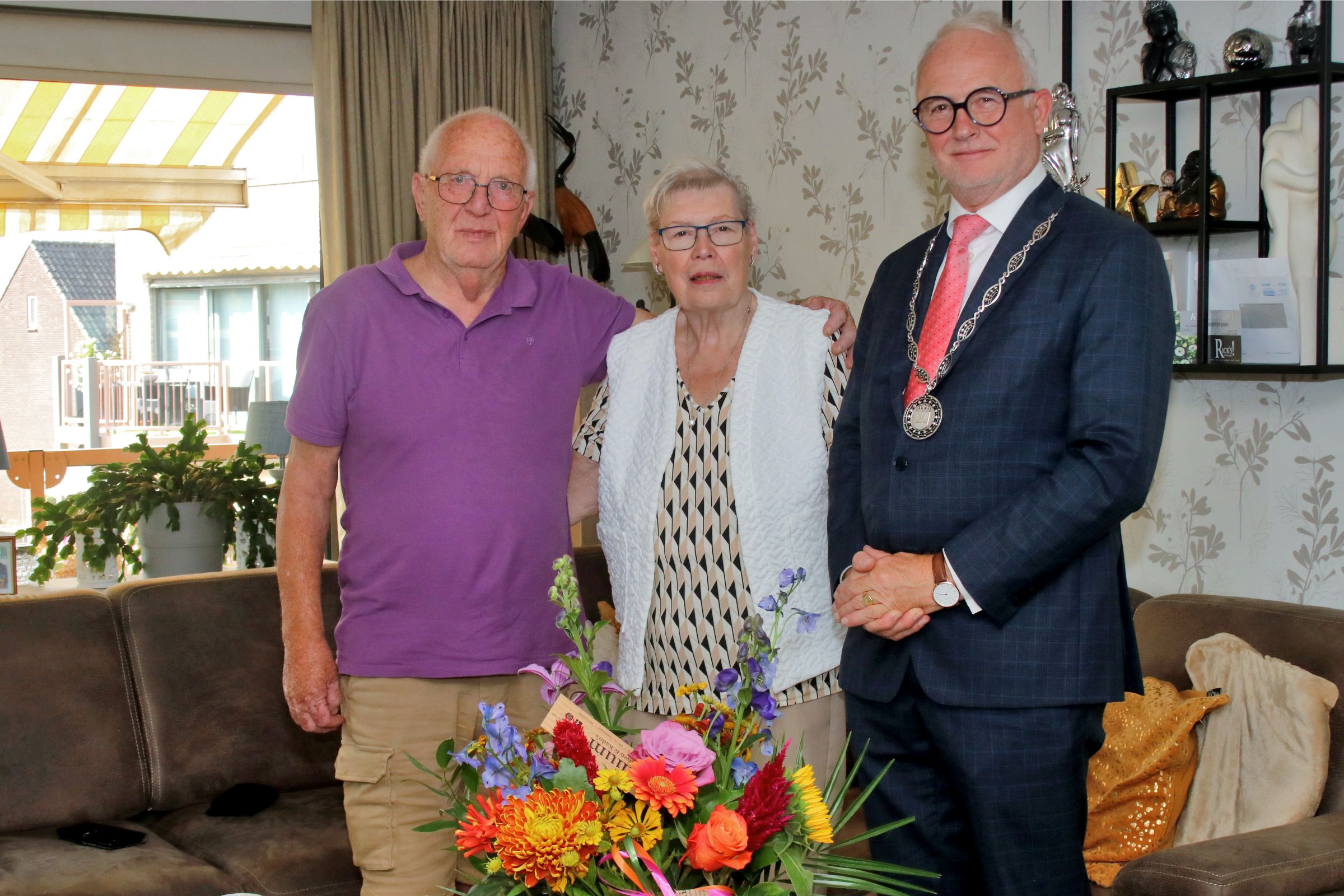 Bruidspaar Hagels met burgemeester Gerard van den Hengel