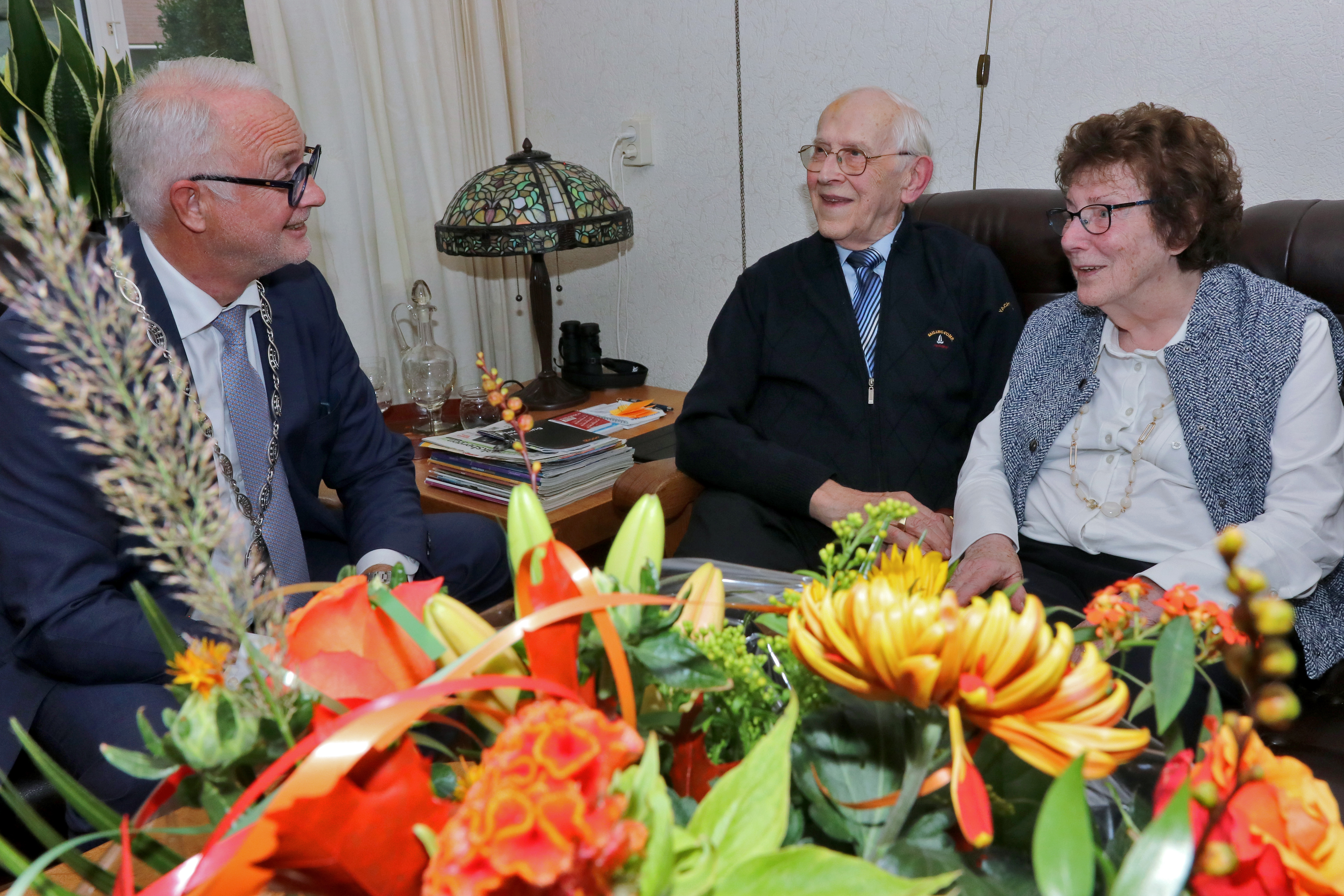 60-jarig bruidspaar Wissink-Eijsink in gesprek met burgemeester Gerard van den Hengel. 