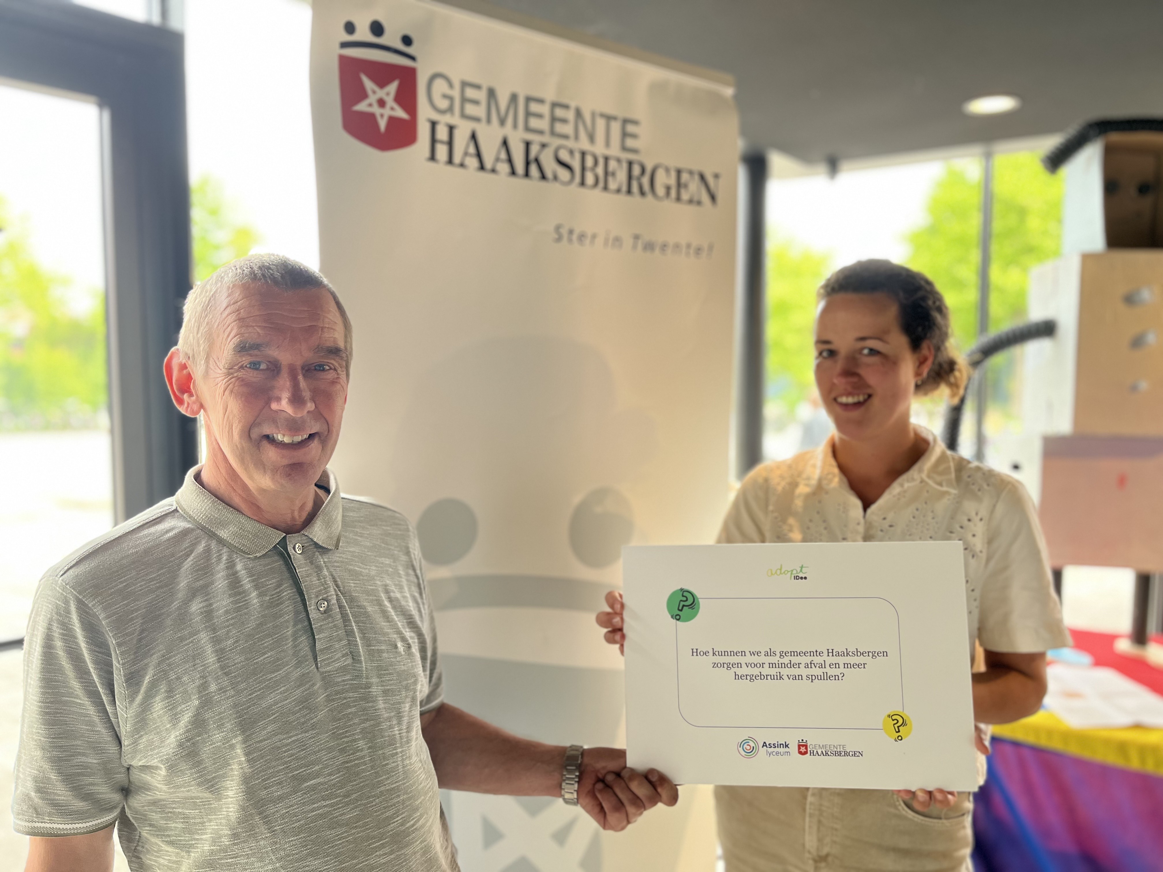 “Het was erg leuk en verfrissend om met de leerlingen samen te werken! Ze kwamen met creatieve oplossingen voor het afvalprobleem. Sommigen bedachten zelfs extra ideeën tegen zwerfafval”, aldus Harm Rexwinkel (beleidsmedewerker Cultuur, Sport en Wijken) en Wendy Bolster (beleidsmedewerker Afval & Circulariteit).