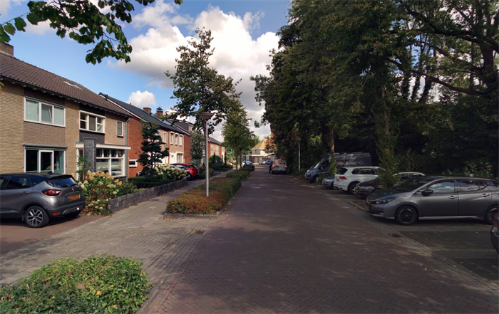Foto van de Benninkstraat met auto's op de parkeerplaatsen.