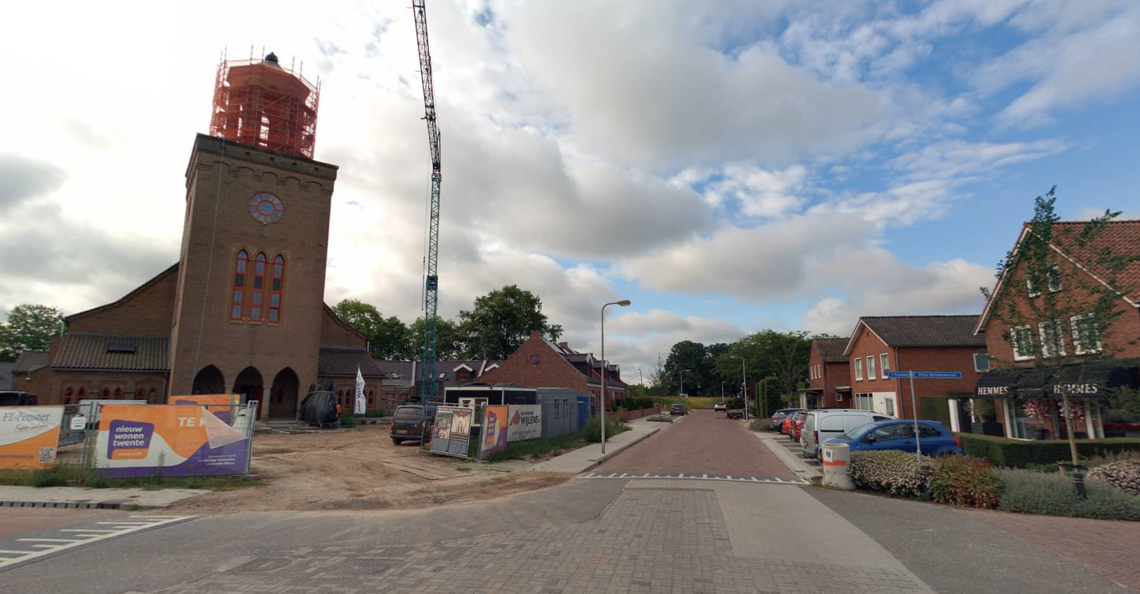 Foto van de Lourdeskerk waar aan verbouwd wordt. 