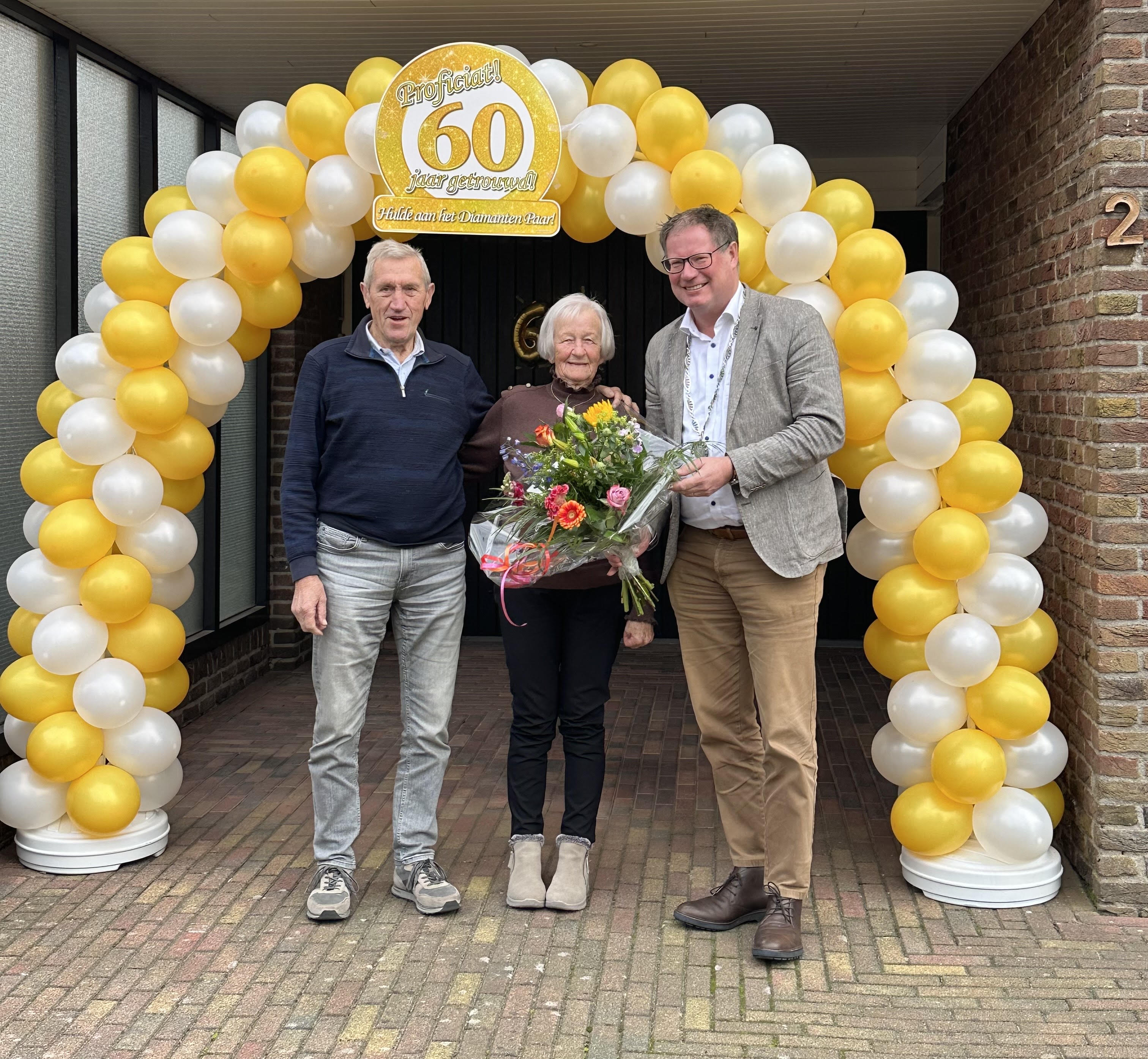 60-jarig bruidspaar Reimerink-Wegdam met Jan-Herman Scholten.