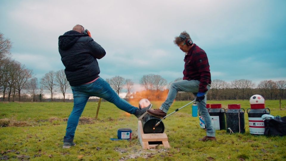 Twee mannen aan het carbidschieten tijdens oud en nieuw. 