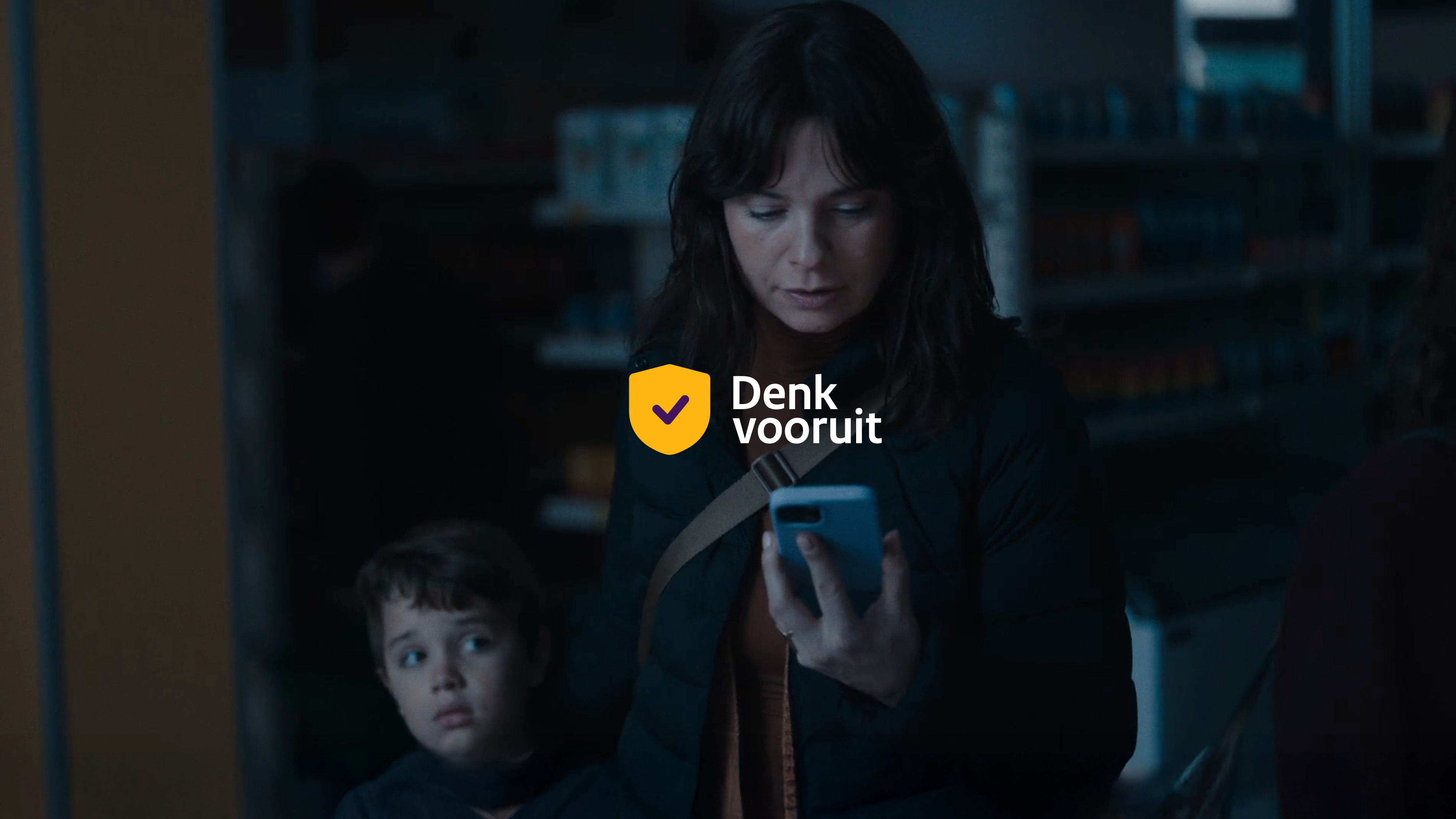 Vrouw met kind in een donkere supermarkt. 