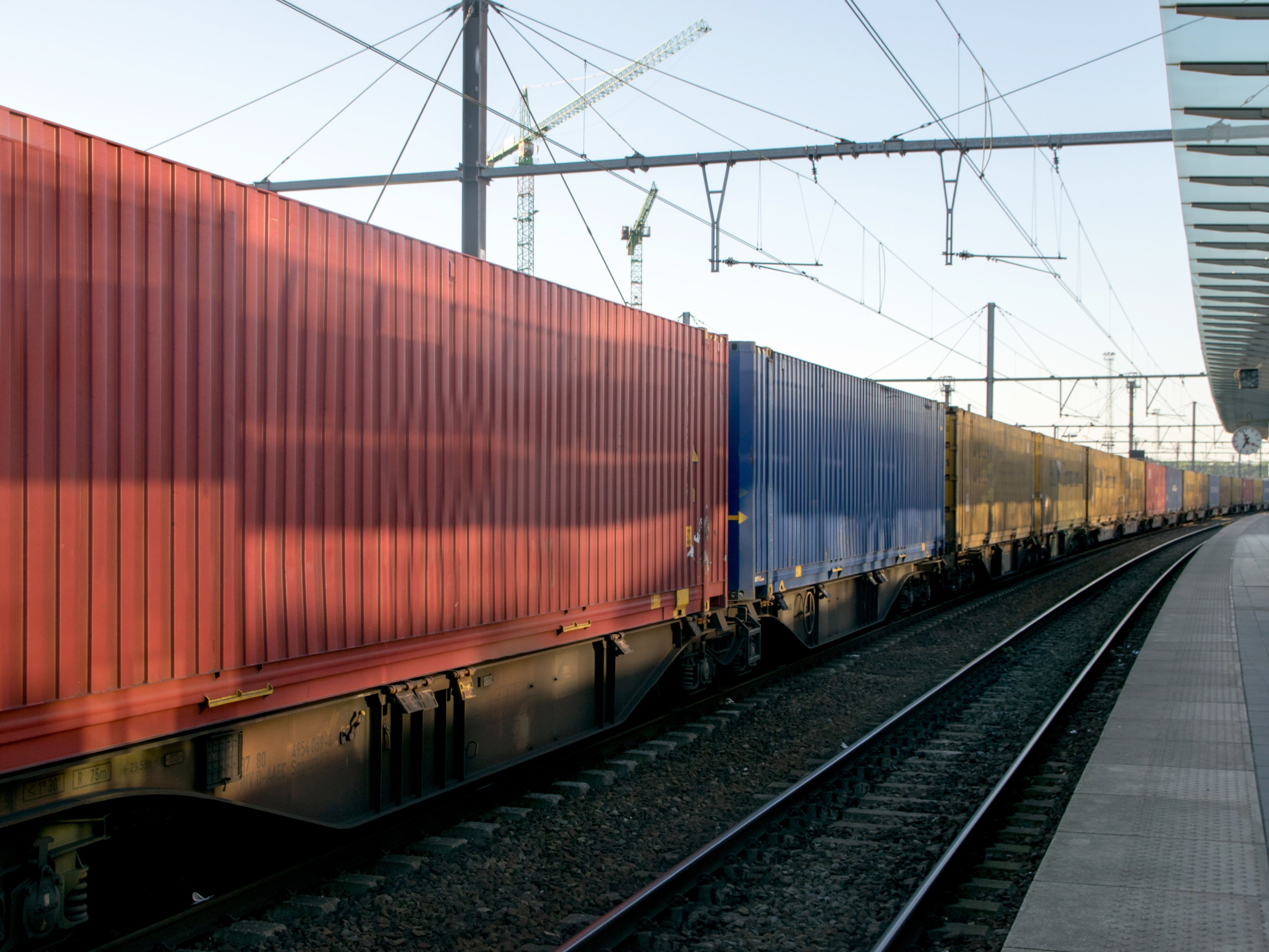 Goederentrein bestaande uit meerdere containerwagons.