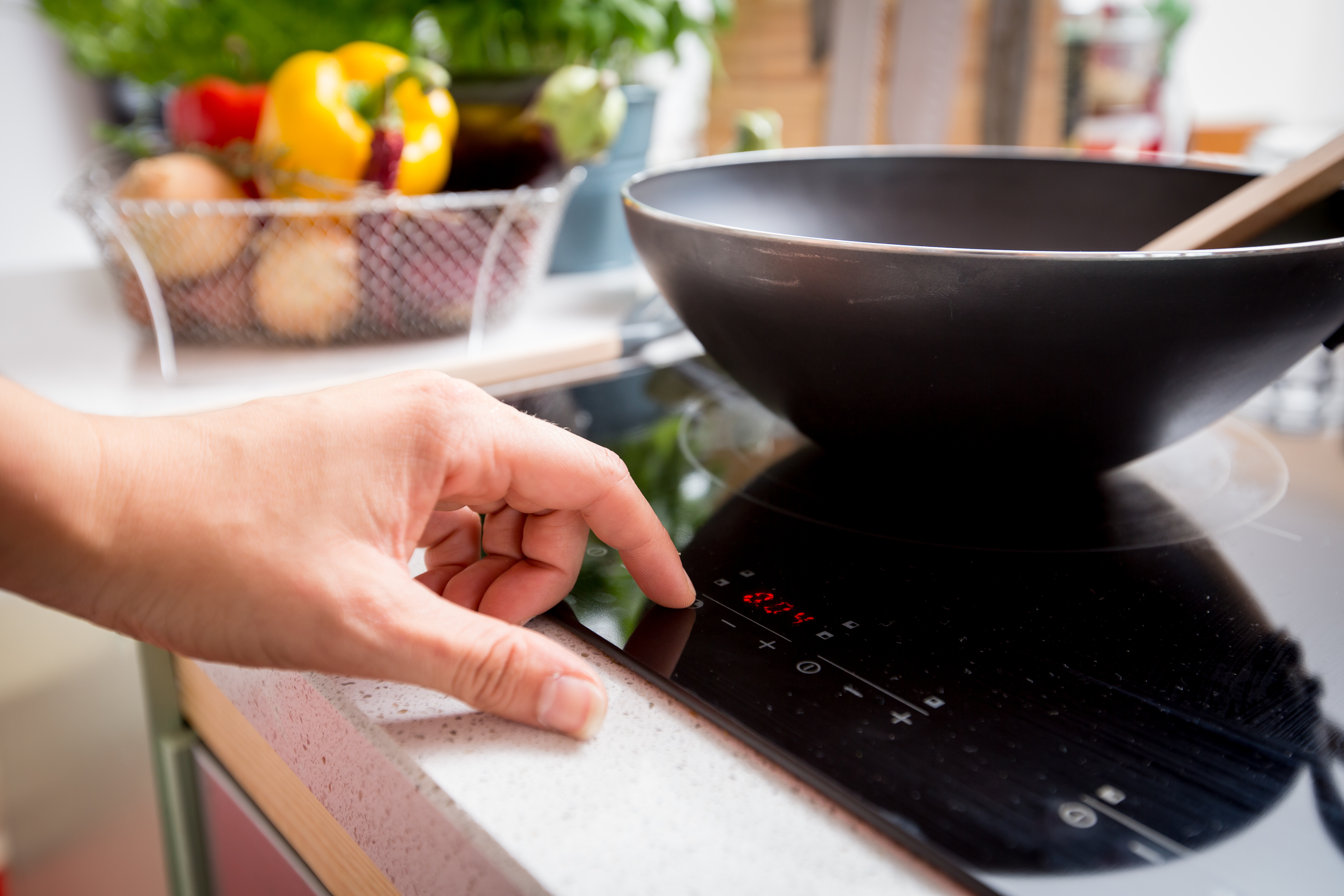 Een inductiekookplaat met een pan. 