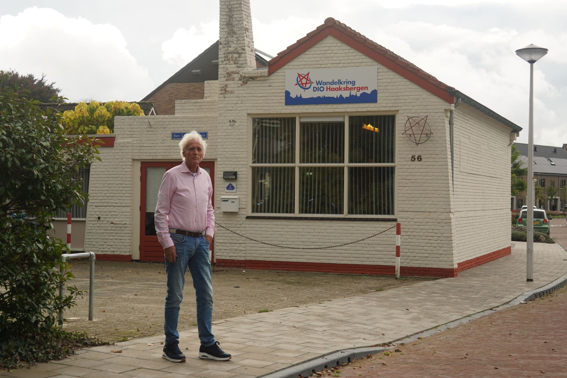 Evert Jan Krouwel, voorzitter van de Erfgoedcommissie, voor het Gängelhuuske.