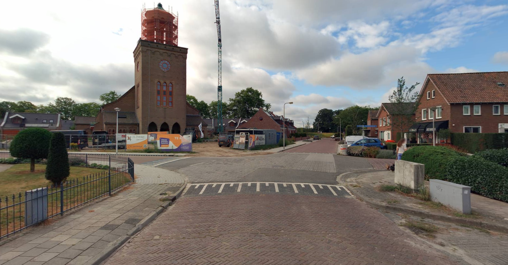 Foto van het kruispunt 't Kempke, Sonderenstraat en Prins Bernhardstraat met Lourdeshof op de achtergrond.