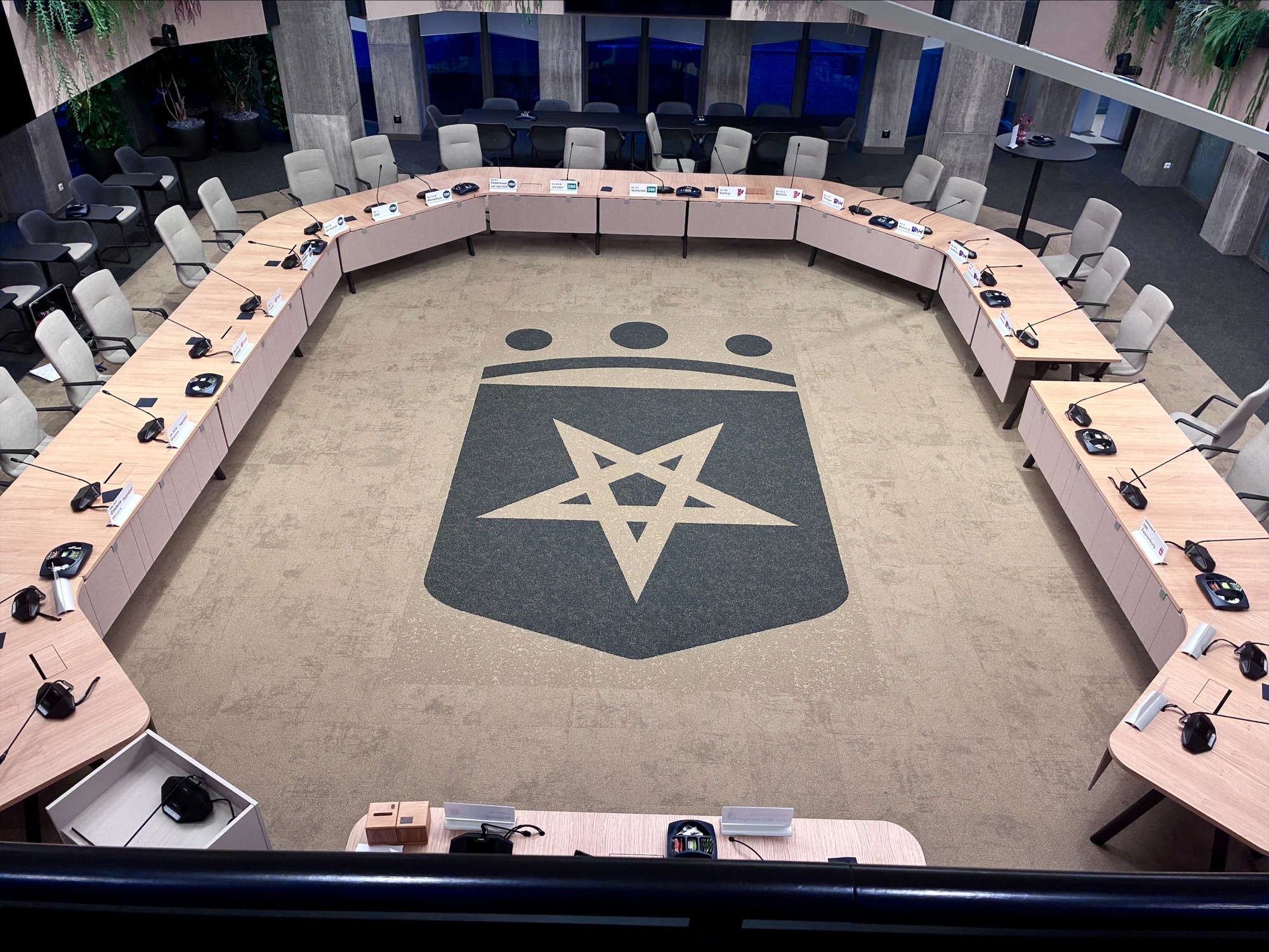 Foto van de raadzaal in het gemeentehuis van bovenaf gezien