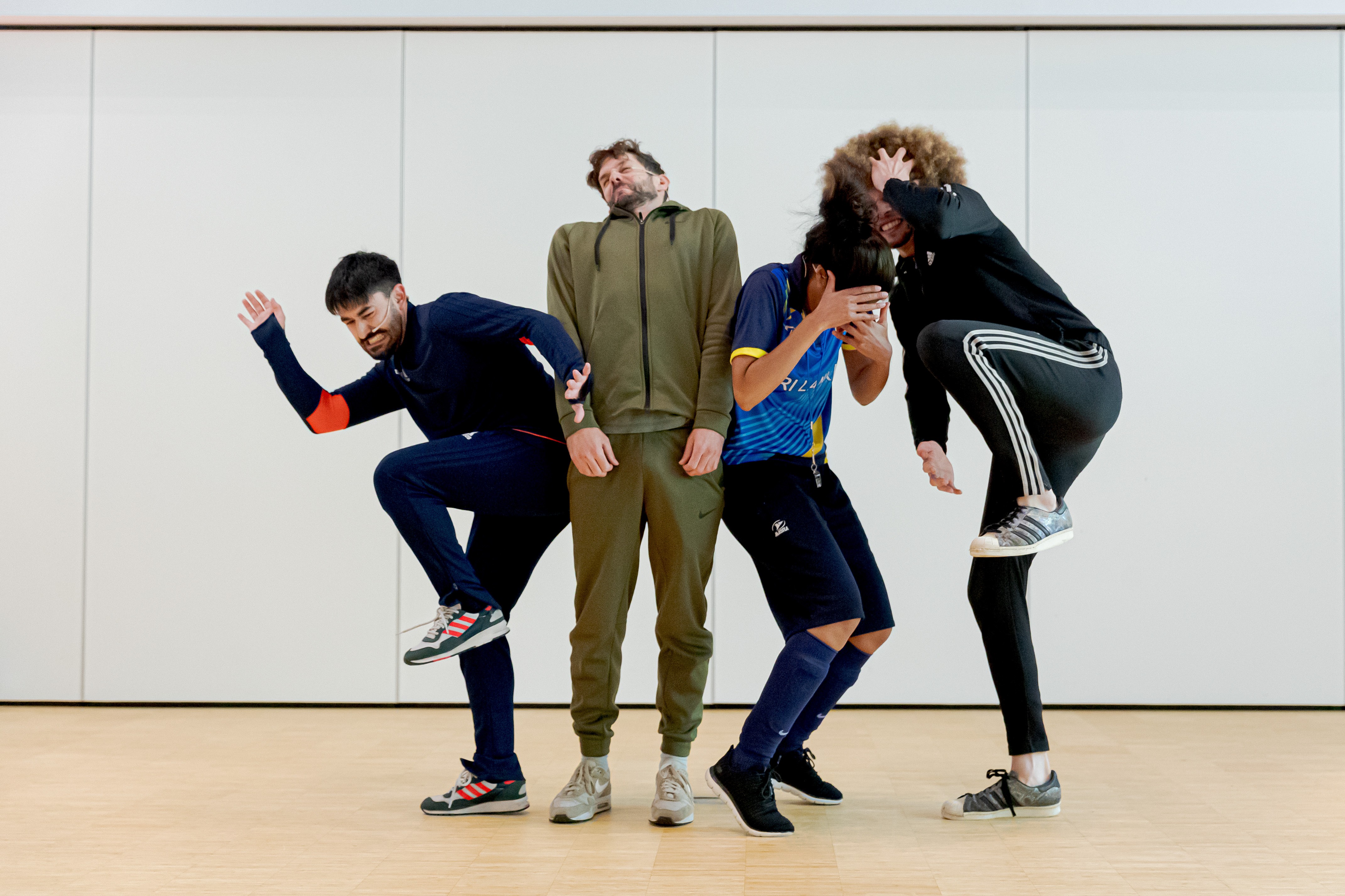 Vier mensen doen een theatervoorstelling.