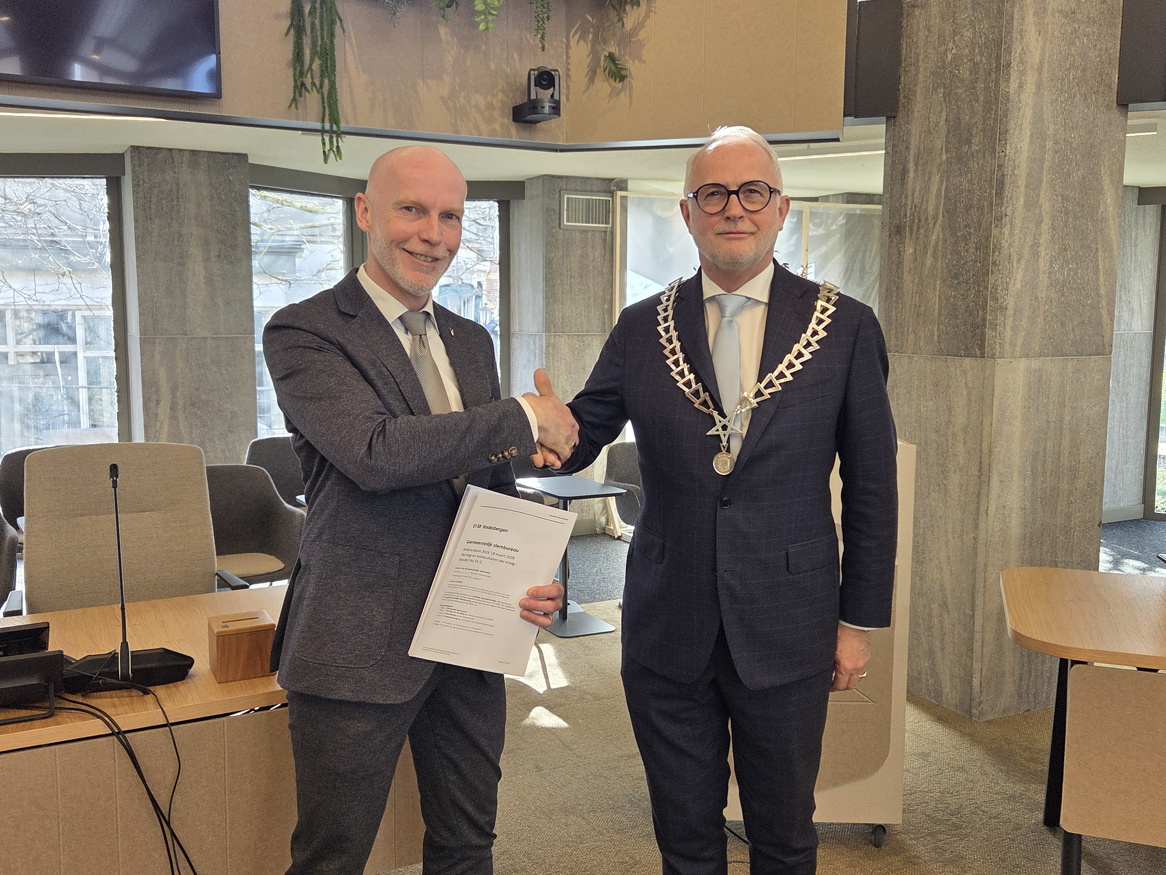 Voorzitter GSB overhandigt de uitslag van het referendum aan burgemeester Van den Hengel