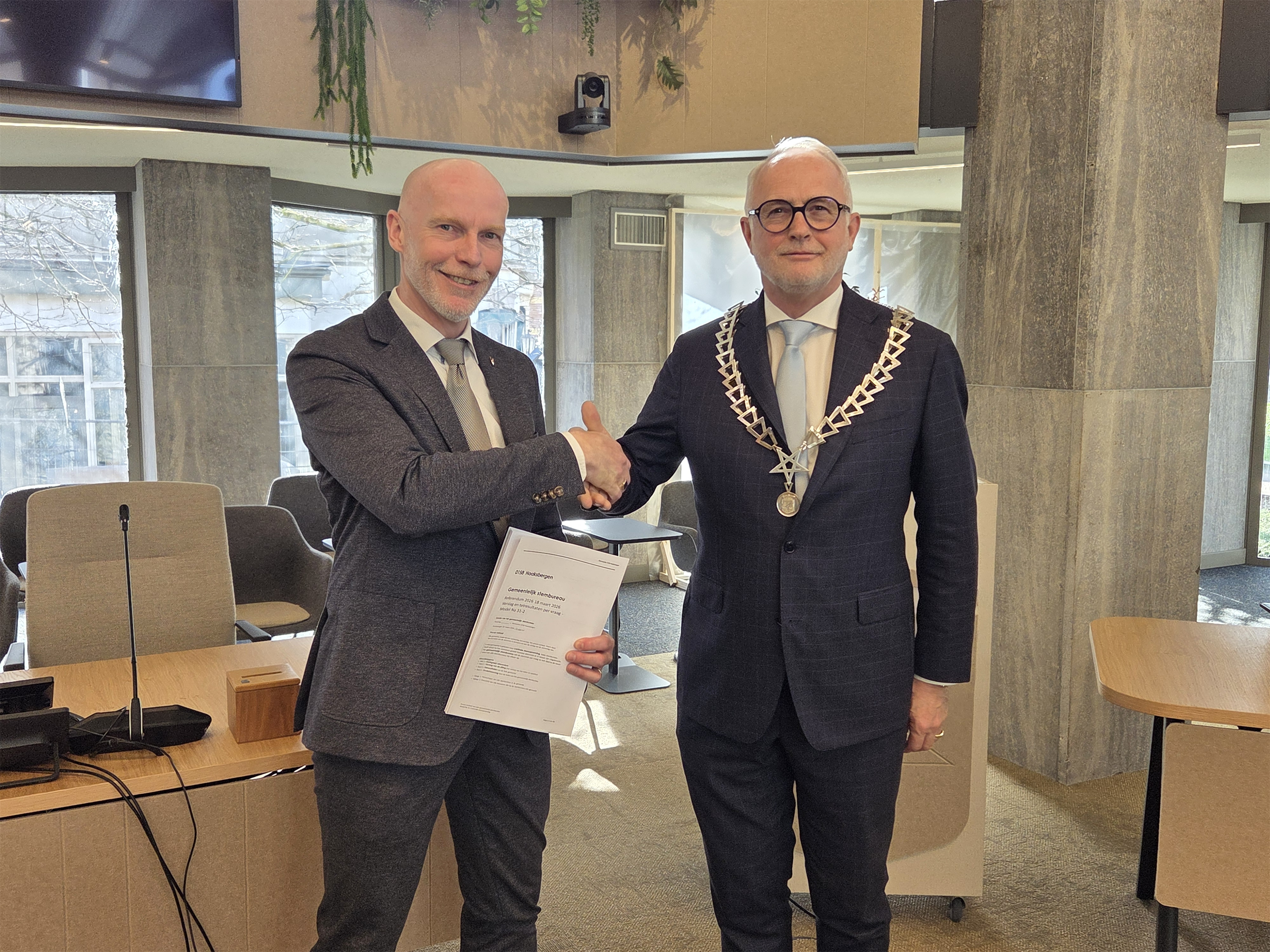Voorzitter GSB overhandigt de uitslag van het referendum aan burgemeester Van den Hengel
