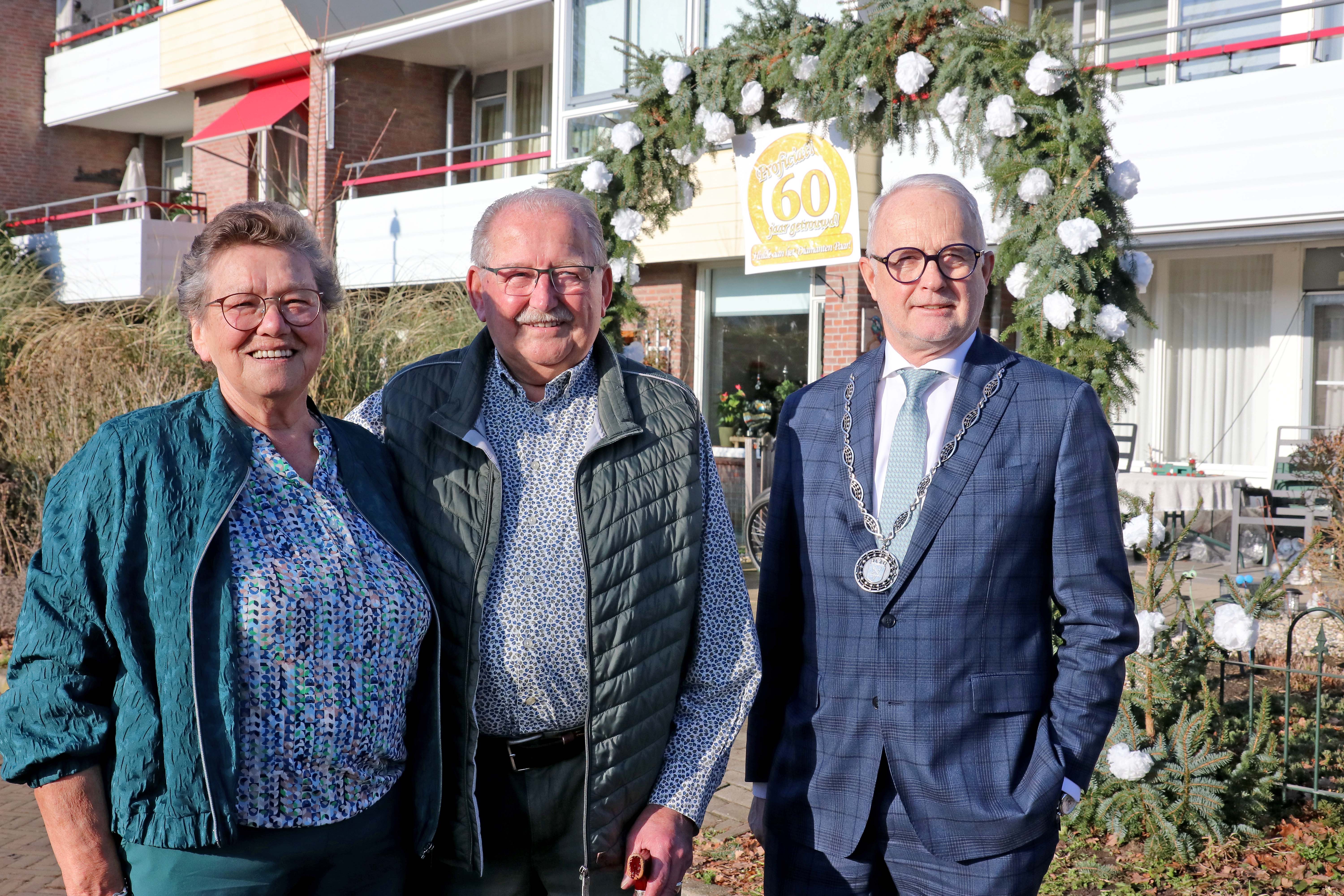 Foto van 60-jarig bruidspaar Hietbrink met burgemeester Gerard van den Hengel