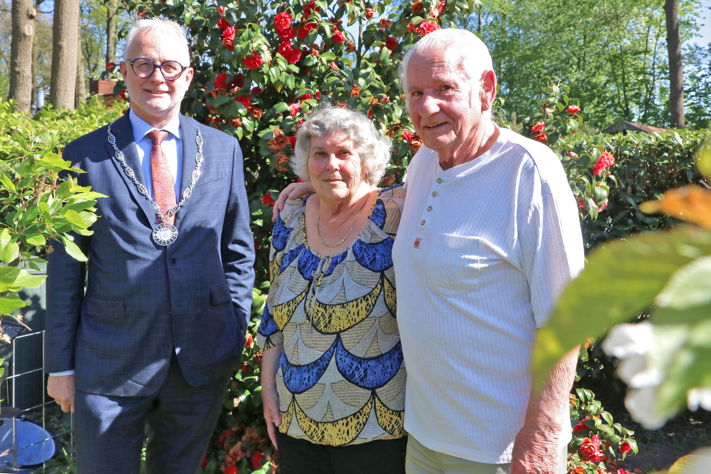 Foto van burgemeester Gerard van den Hengel naast het diamanten paar Stevens-Ulrich.