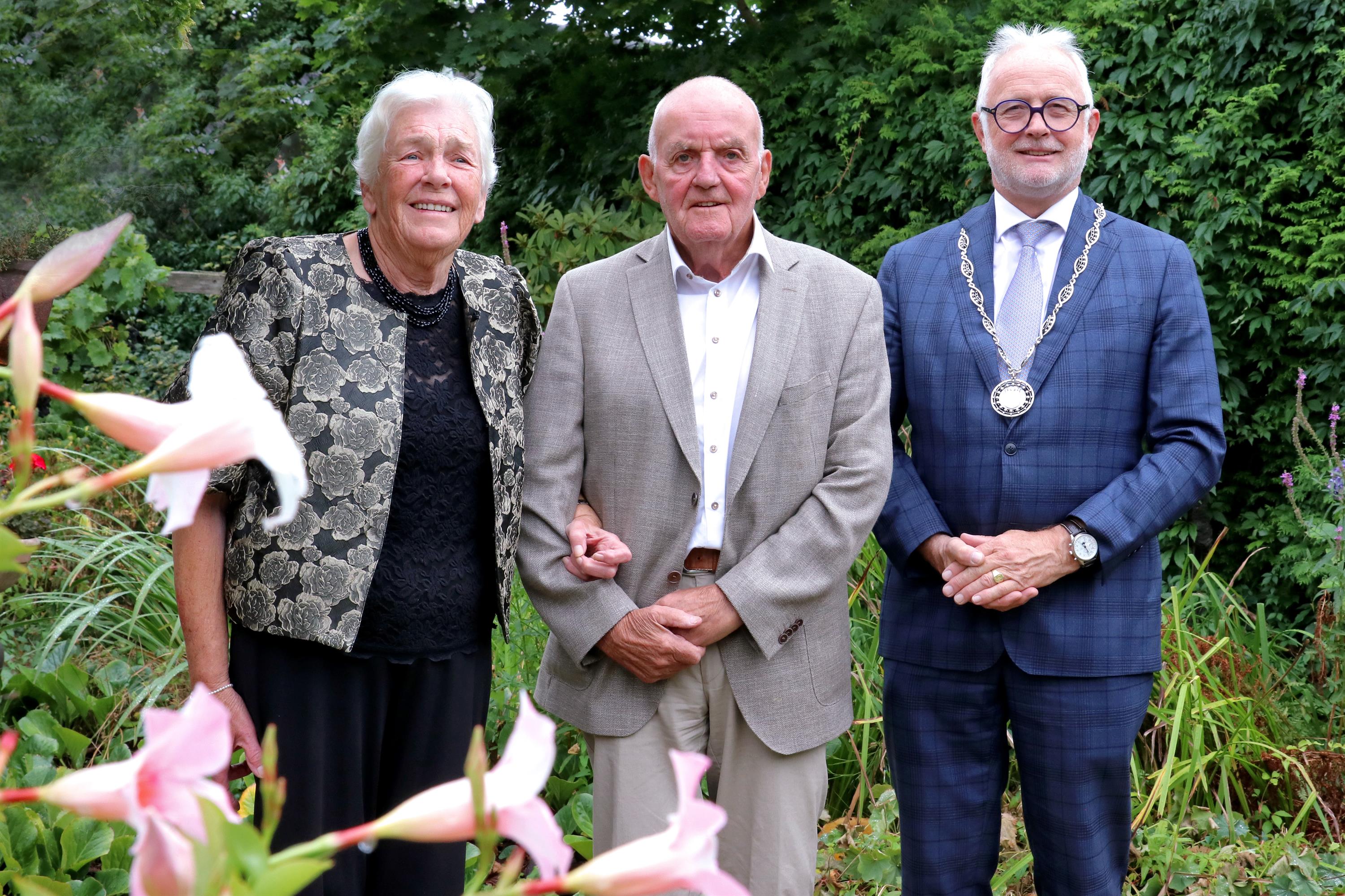 V.l.n.r. Ria Dijkhuis, Willy te Lintelo en burgemeester Gerard van den Hengel.