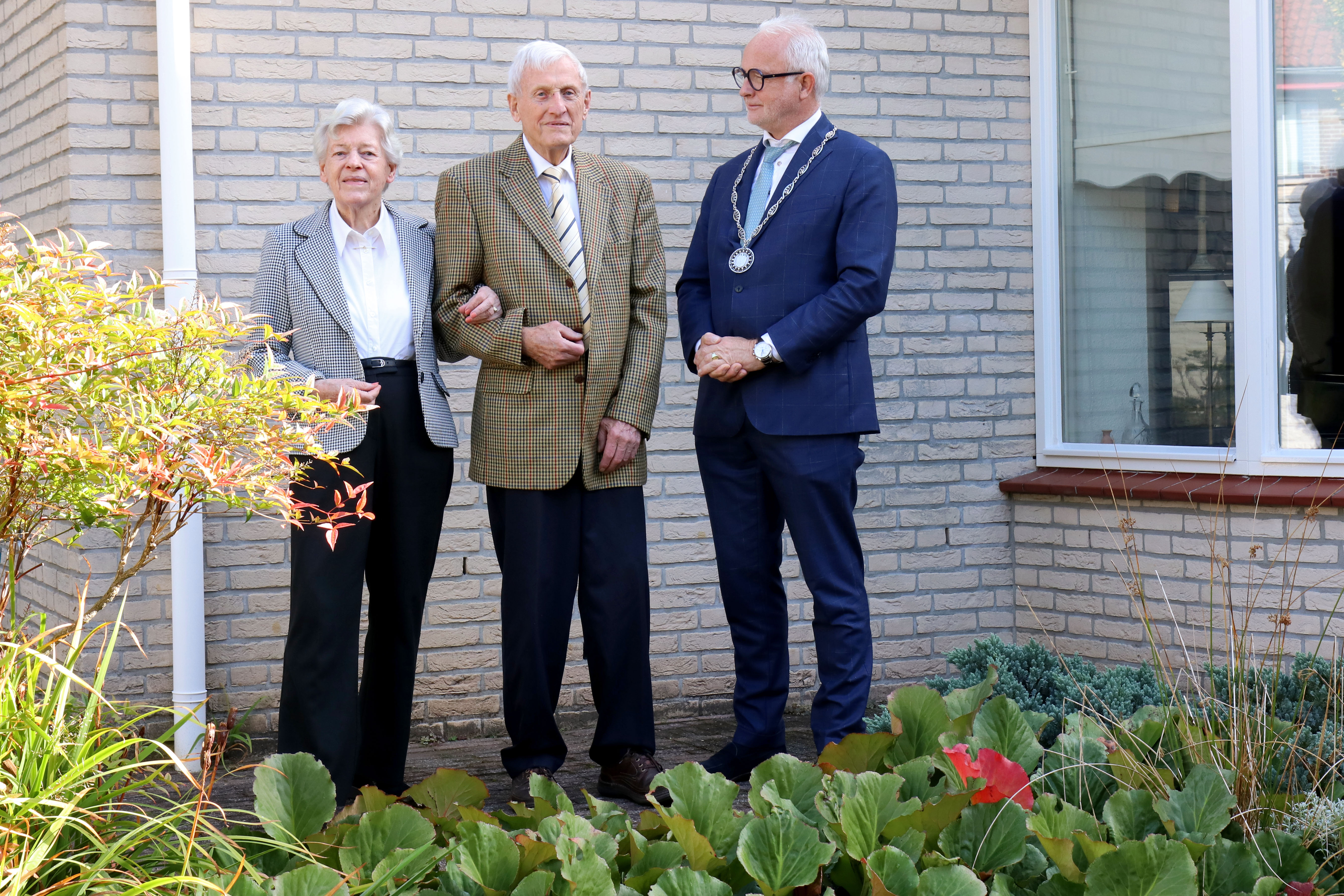 Diamanten bruidspaar Van Aken-Terpstra met burgemeester Gerard van den Hengel.
