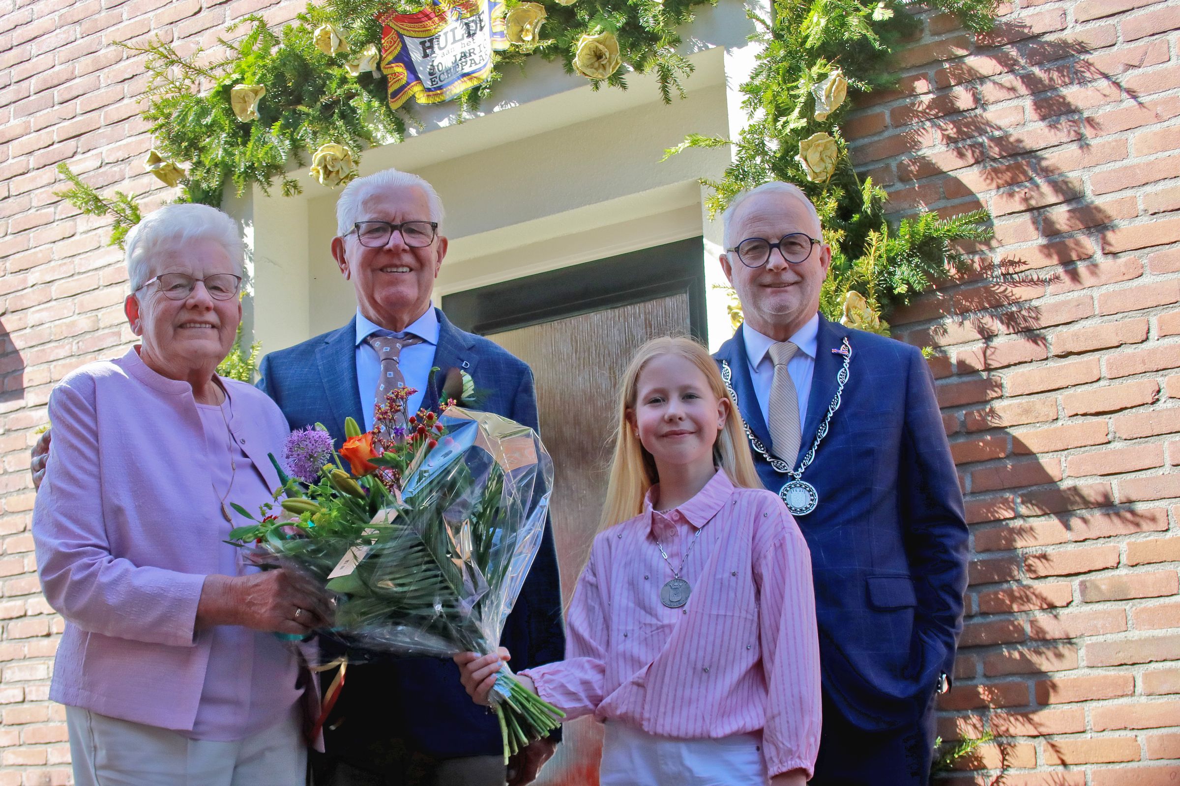 Foto van diamanten paar Winkelhorst-Leusink met burgemeester Gerard van den Hengel en kinderburgemeester Janna Winkelhorst.