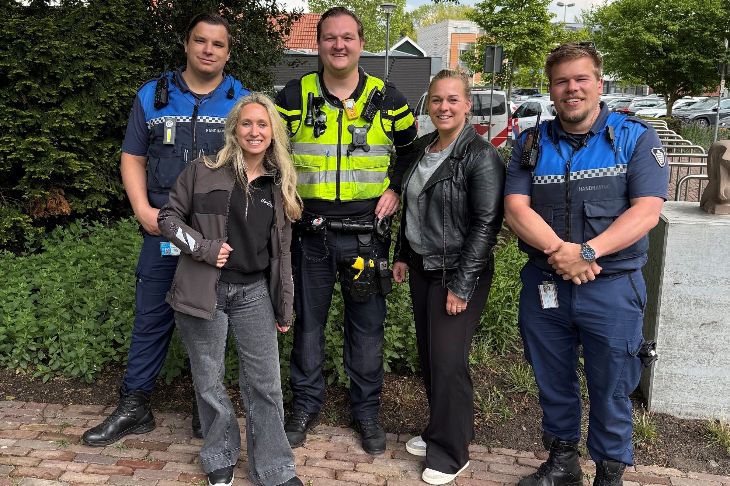 Groepsfoto van de medewerkers van de gemeente, politie en provincie die samen op pad zijn gegaan.