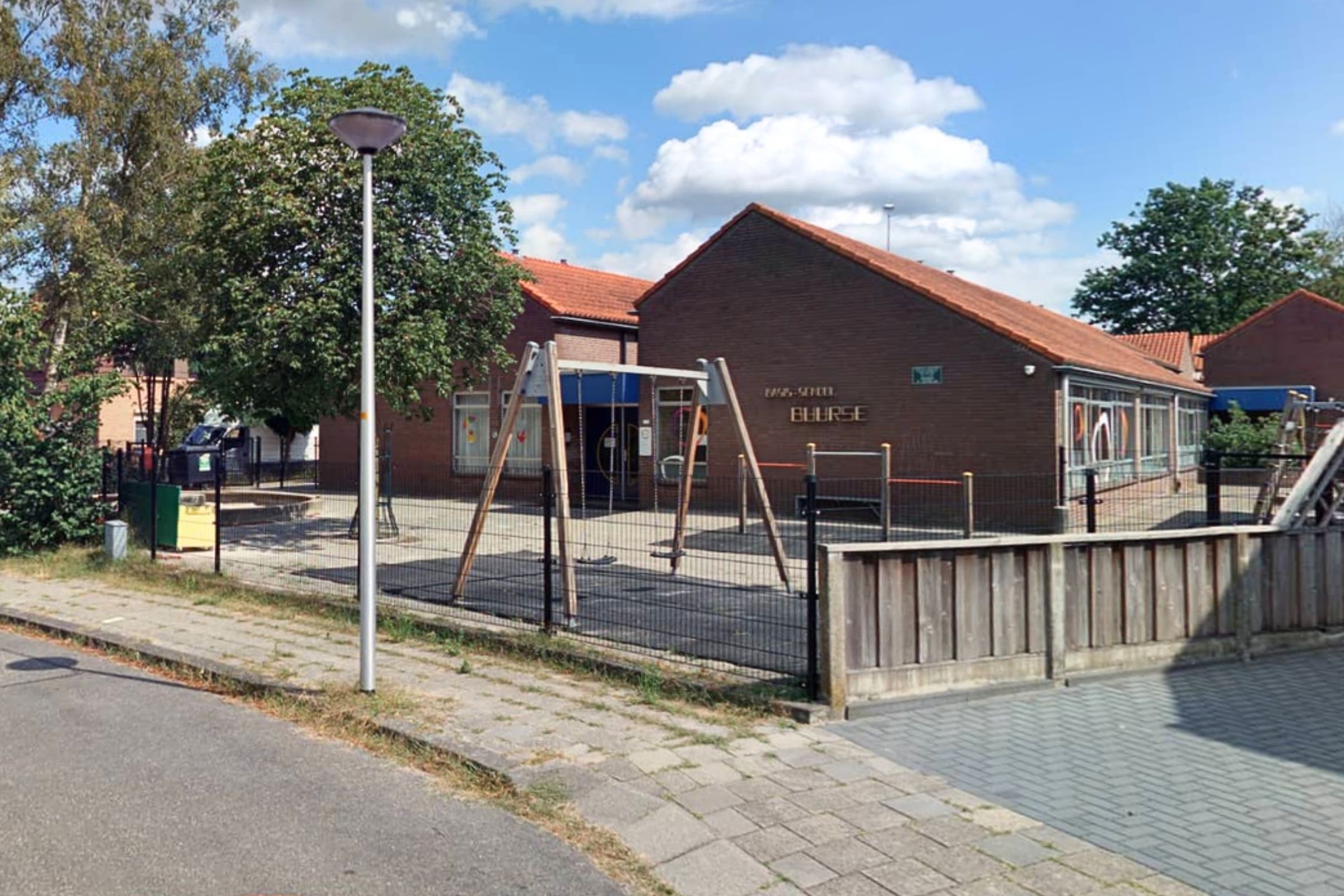 Voorkant van basisschool Buurse in de Buurse.