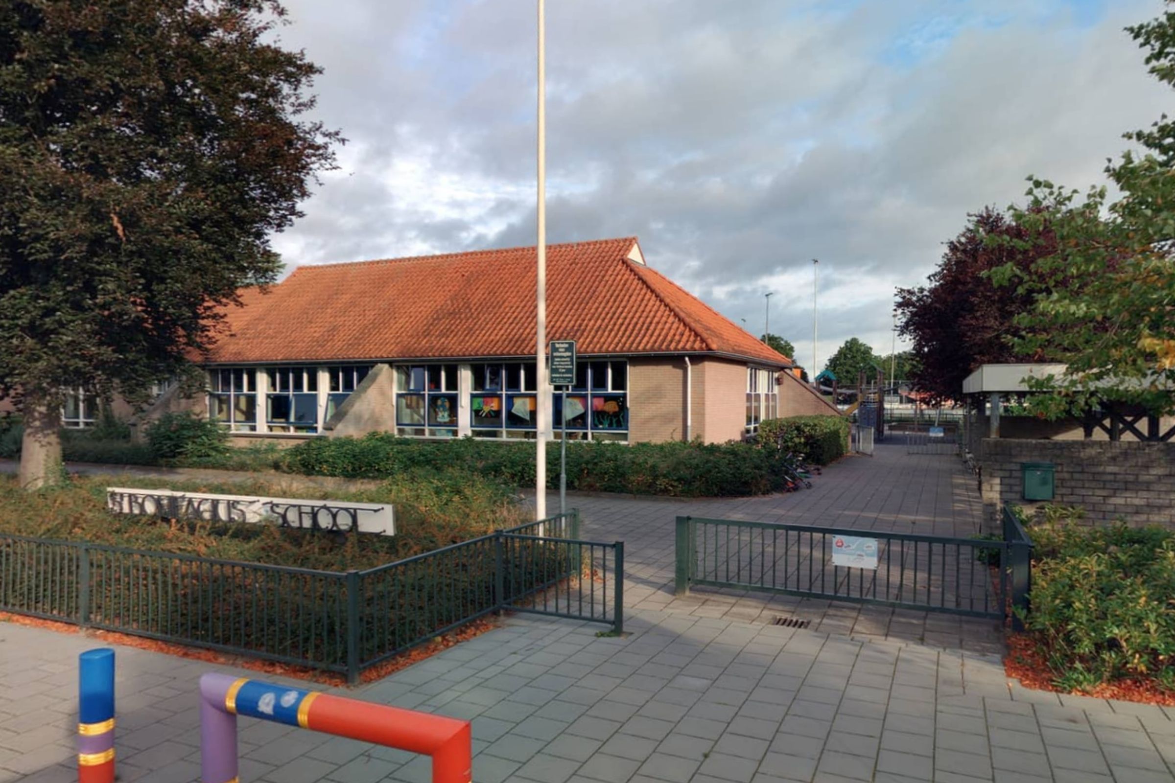 Voorkant van basisschool St. Bonifacius in Sint Isidorushoeve. 