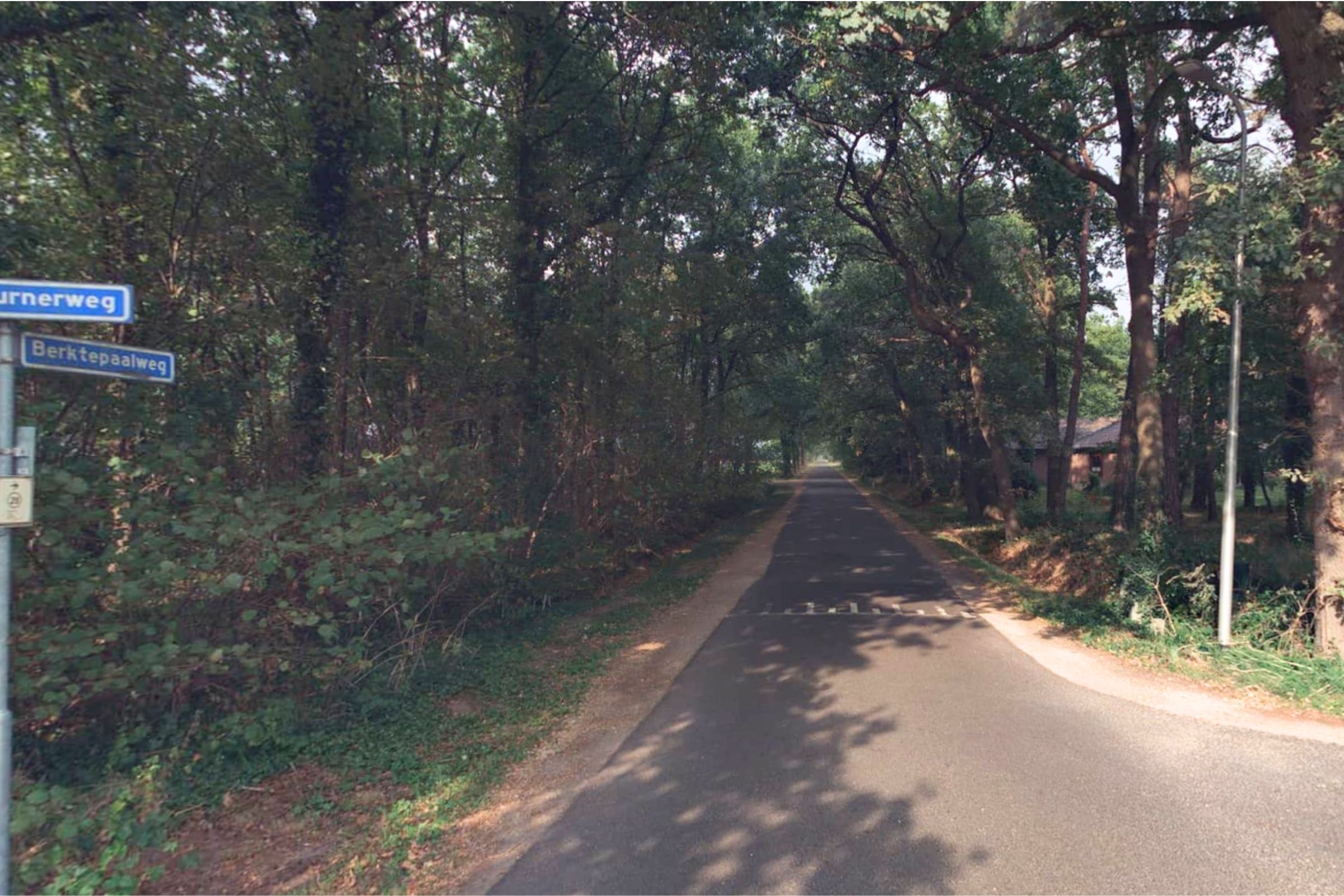 Foto van de Berktepaalweg in Buurse ter hoogte van de Broekheurnerweg. 