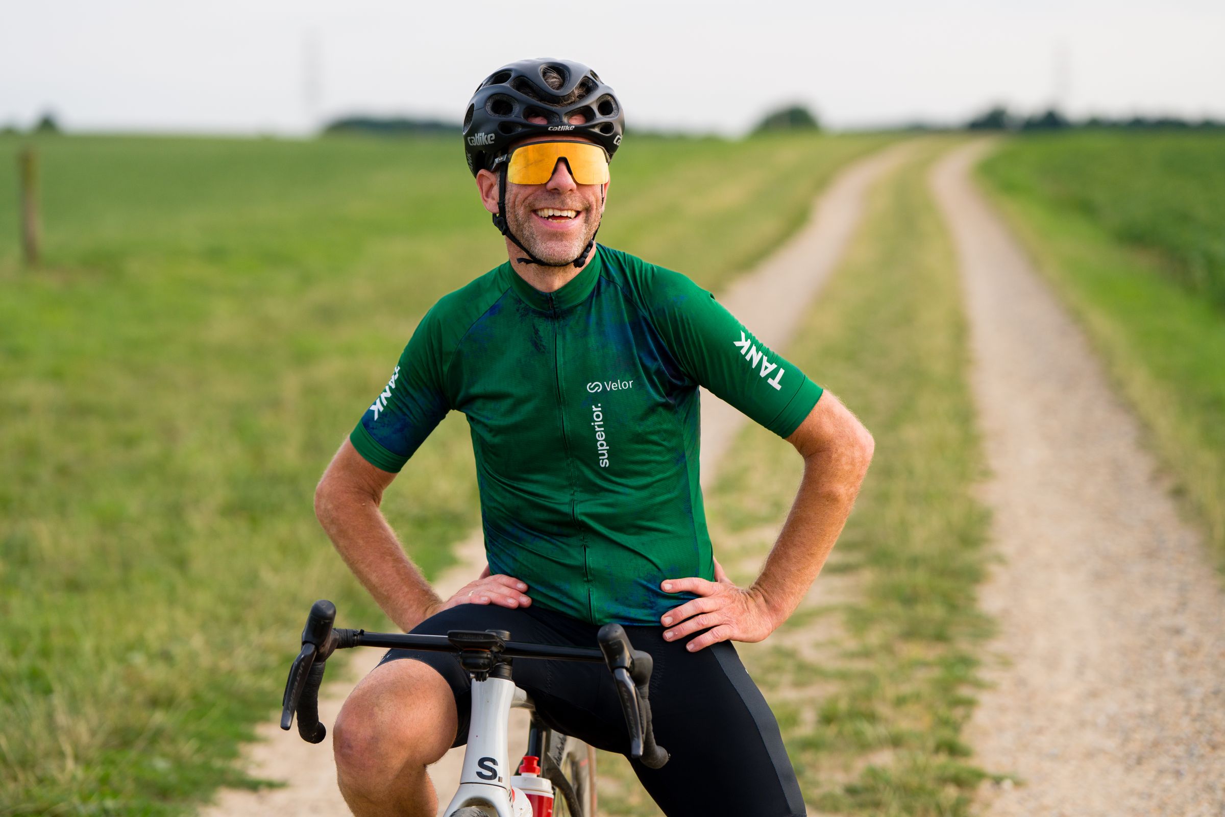 Oud-wielrenner Bram Tankink op de wielrenner in een groen gebied.