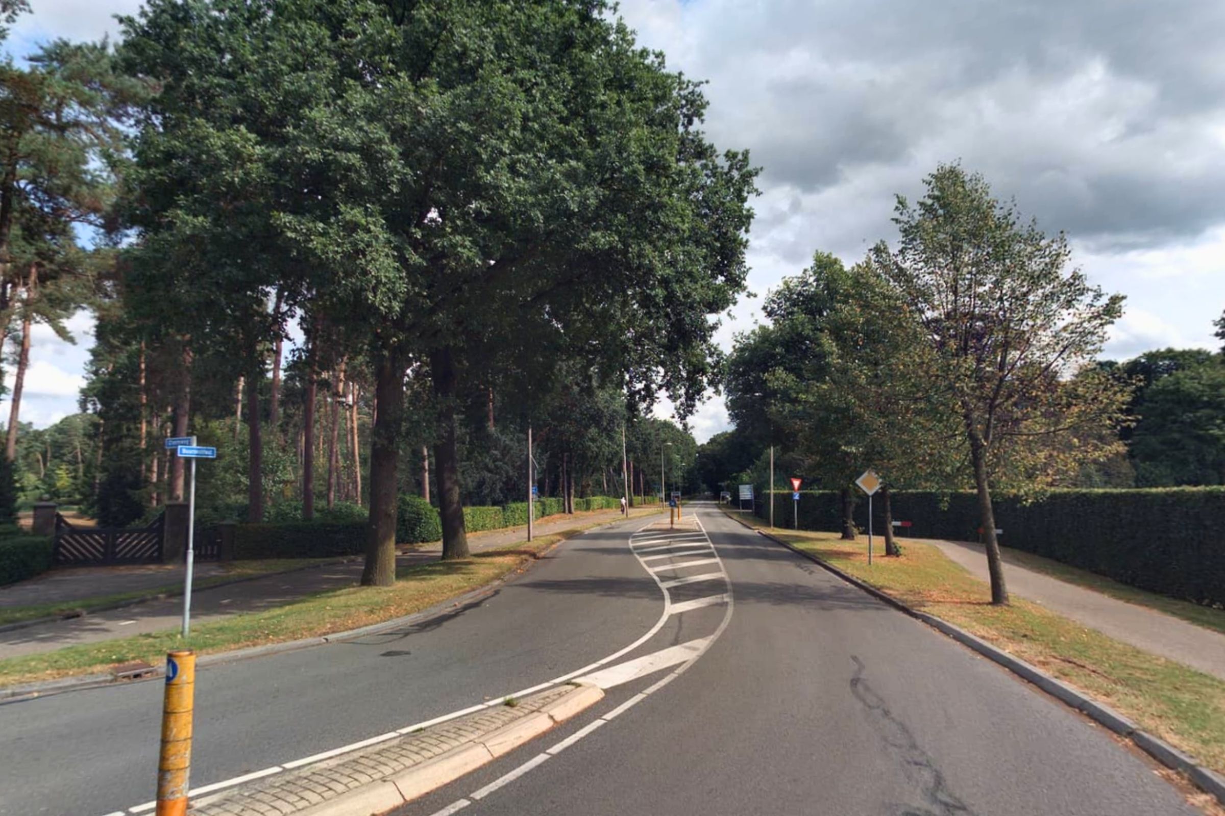 Buurserstraat ter hoogte van begraafplaats Het Waarveld