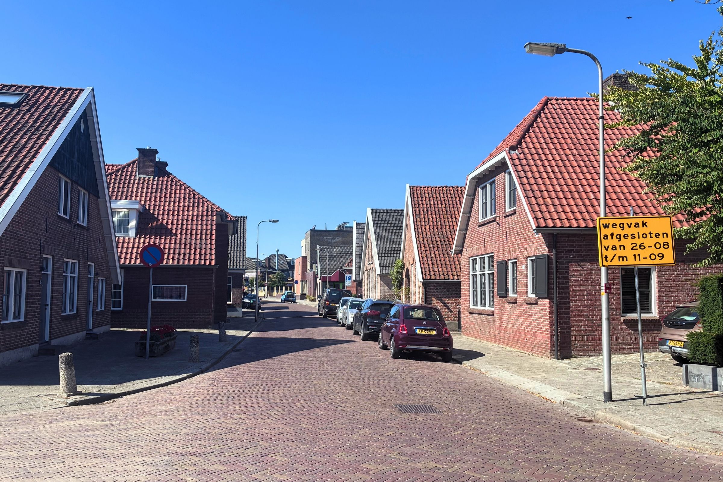 Deel van de Blankenburg uitkijkend op de kruising met de Blankenburgerstraat. Vooraan een bord met de aangekondigde afsluiting. 