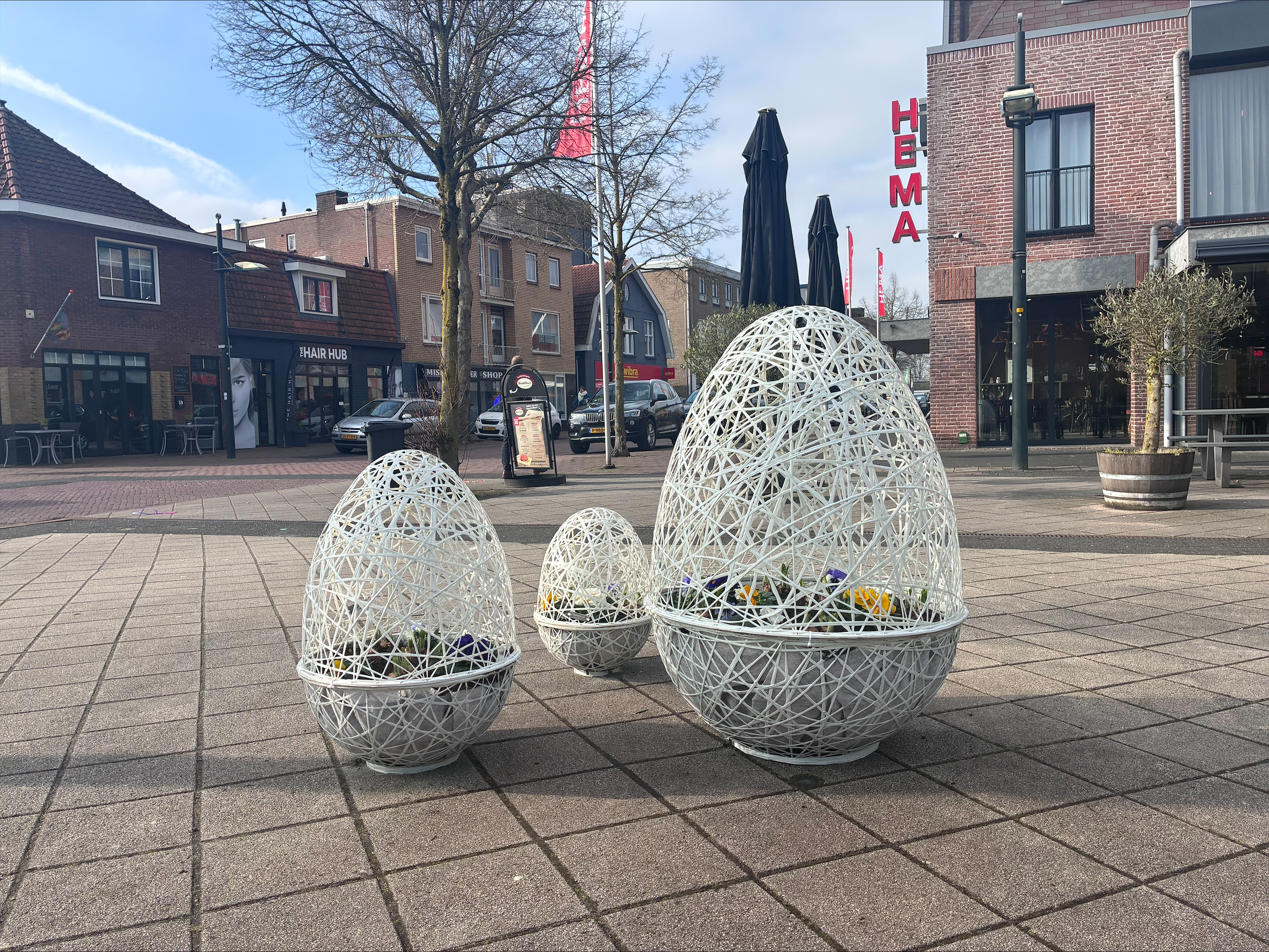 Foto van drie witte eieren met bloemen op het plein bij de Kalter.