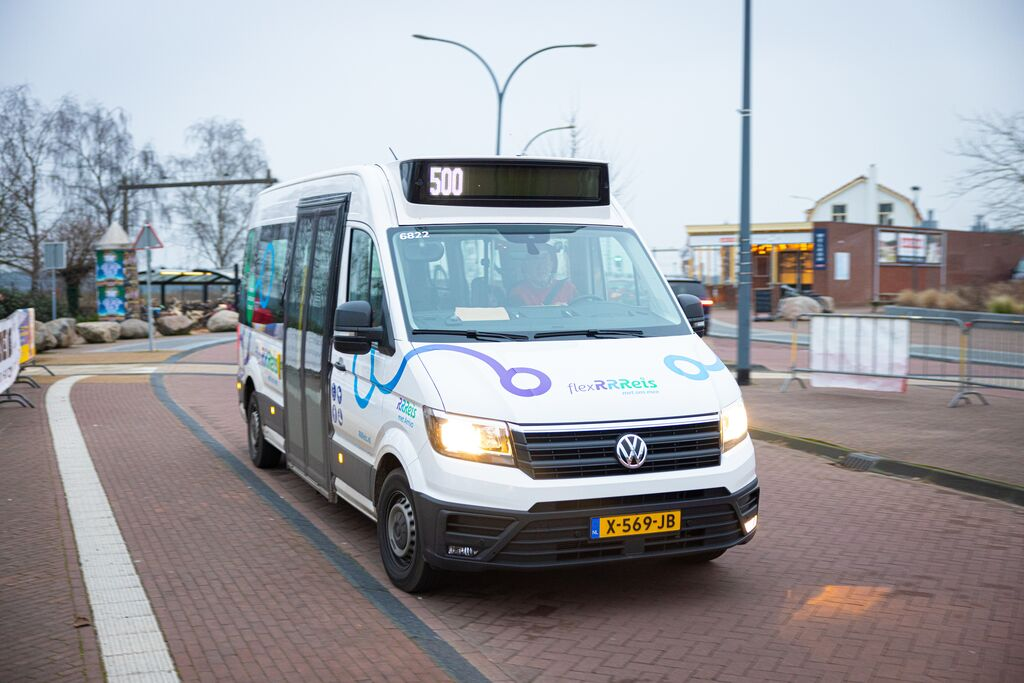 Een busje van flexRRReis vanaf de voorkant gezien. 