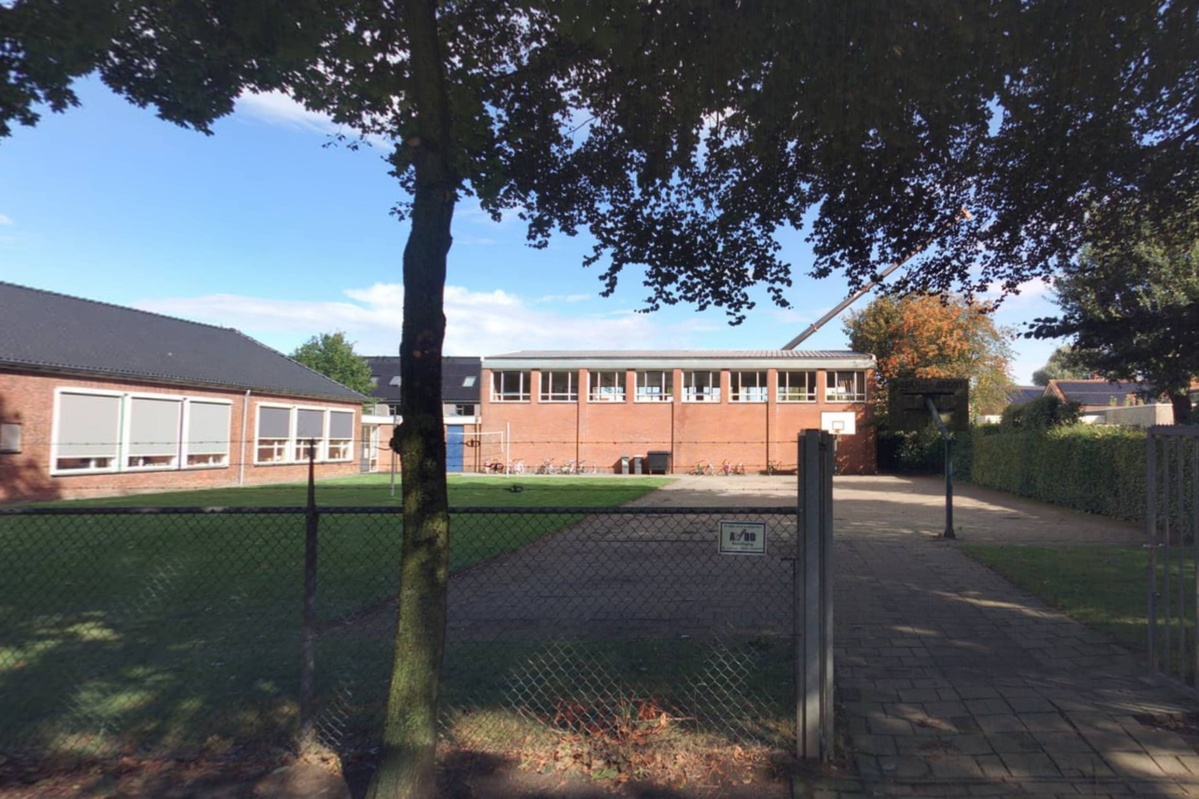 Voorkant van de gymzaal bij basisschool Pius X in Haaksbergen.