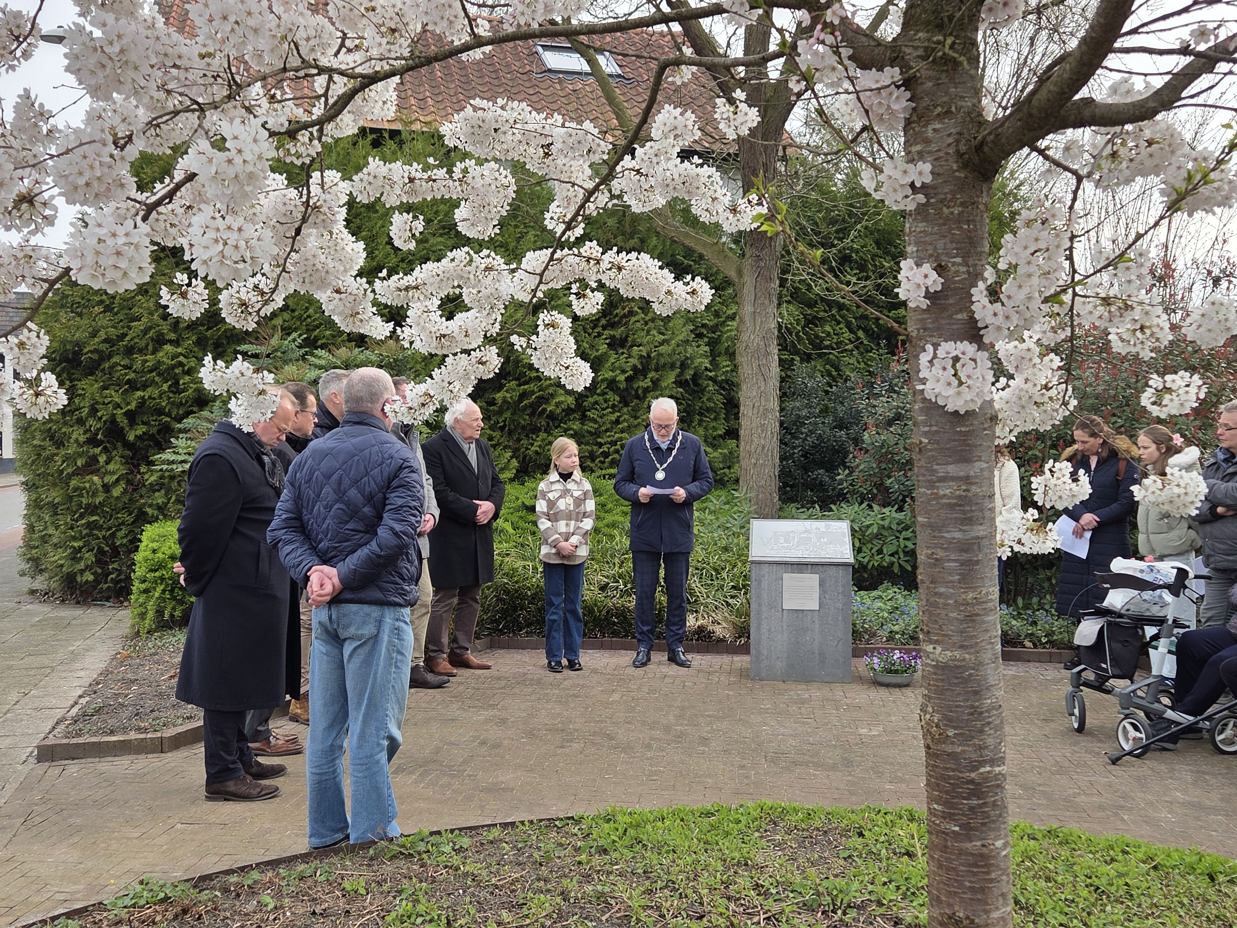 Burgemeester van den Hengel en kinderburgemeester Janna herdenken bij het monument