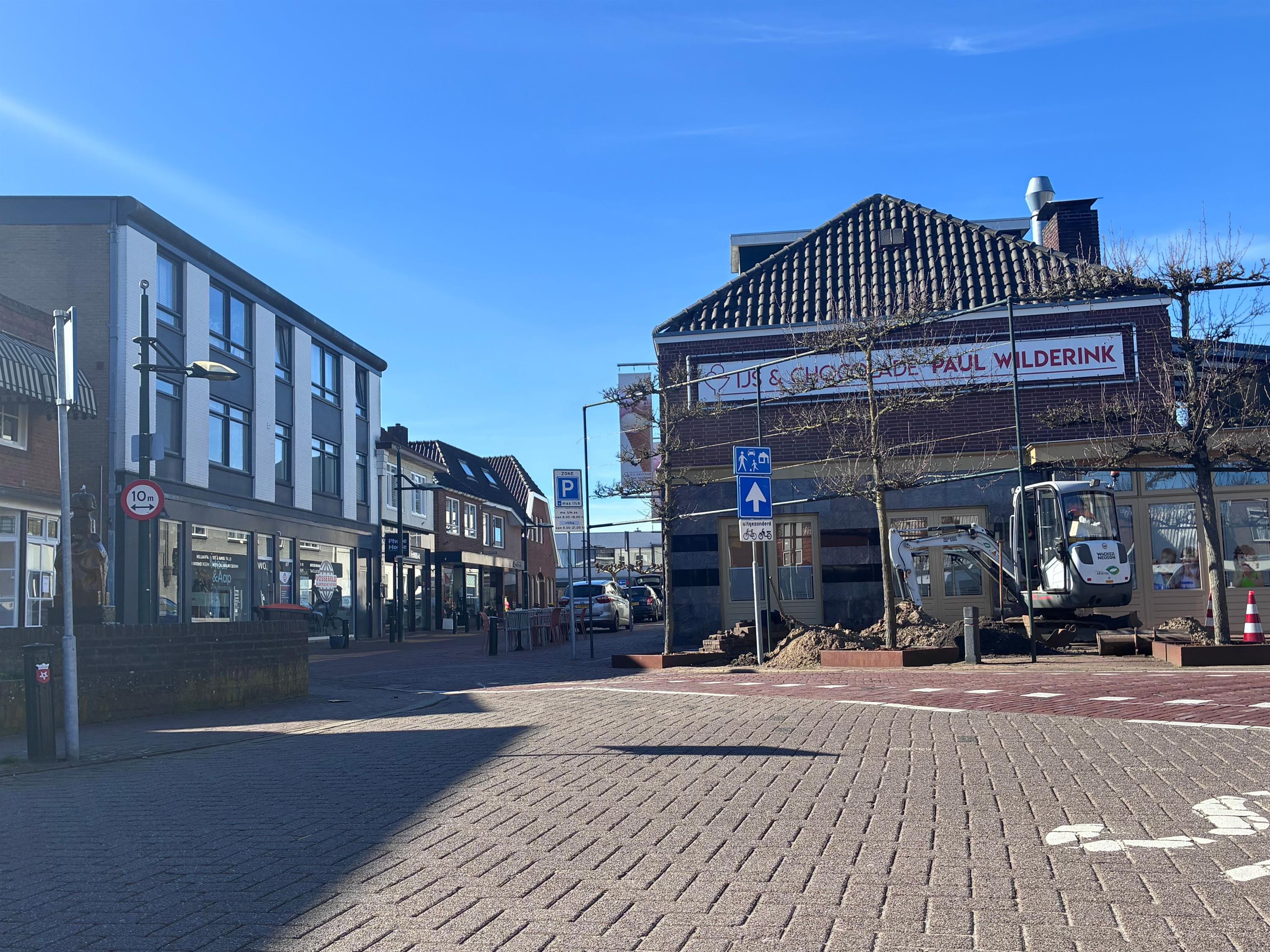 Foto van de hoek van de Meester Eenhuisstraat met de Blankerburgerstraat de straat inkijkend.