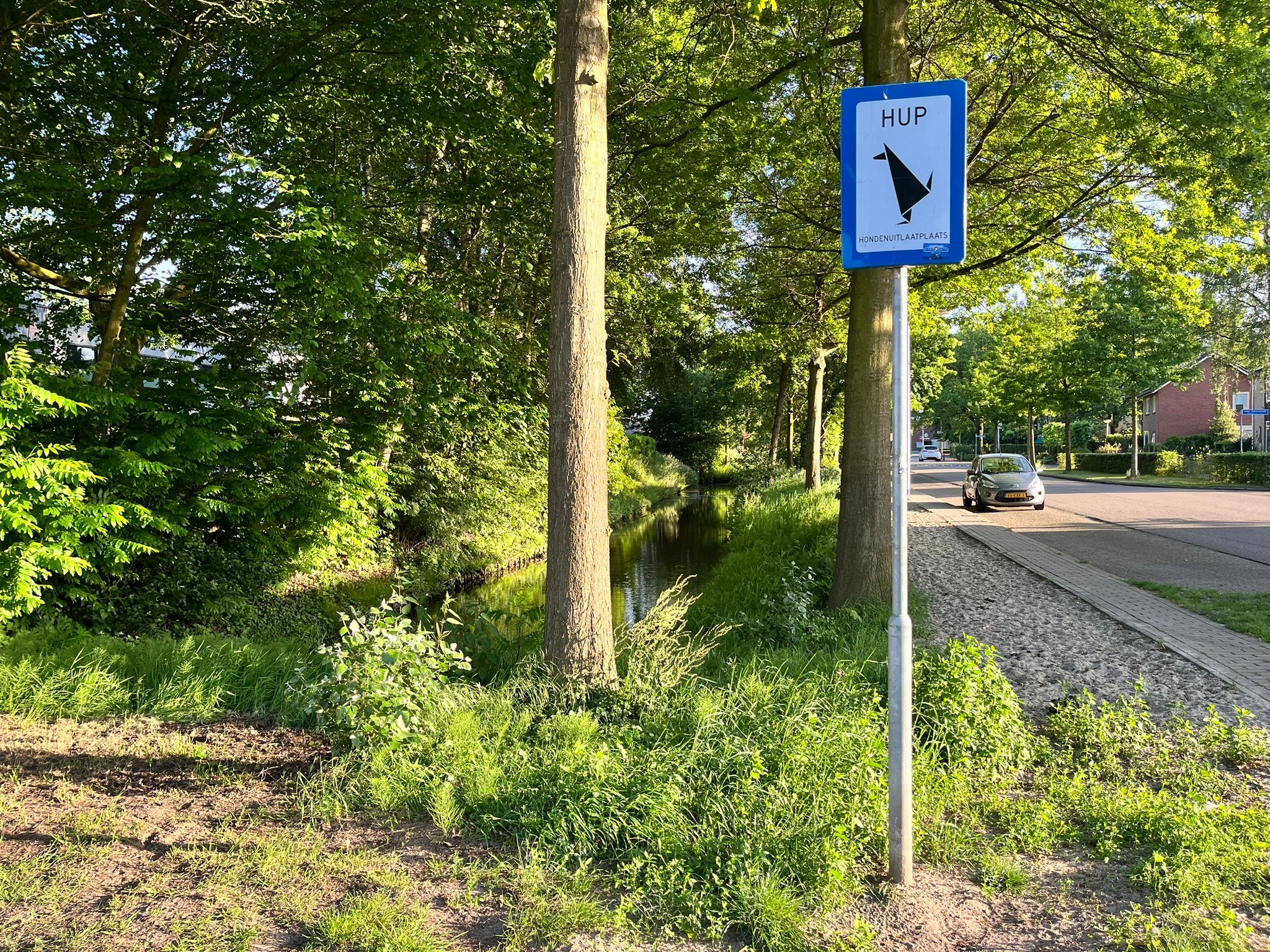 Bord met HUP bij hondenuitlaatplek aan de Trompstraat.