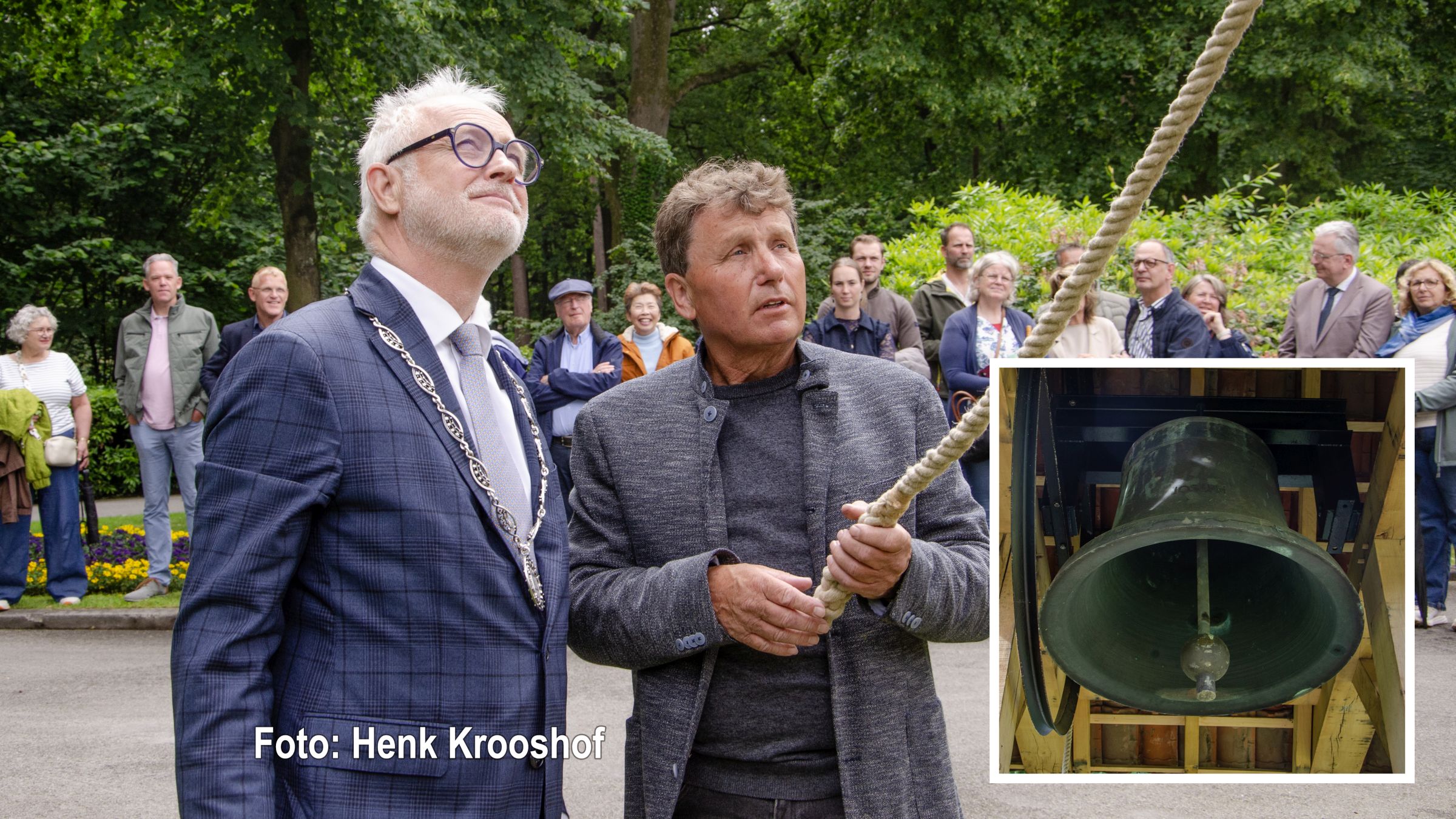 Burgemeester Gerard van den Hengel en initiatiefnemer Jos Westendorp luiden de klok. 