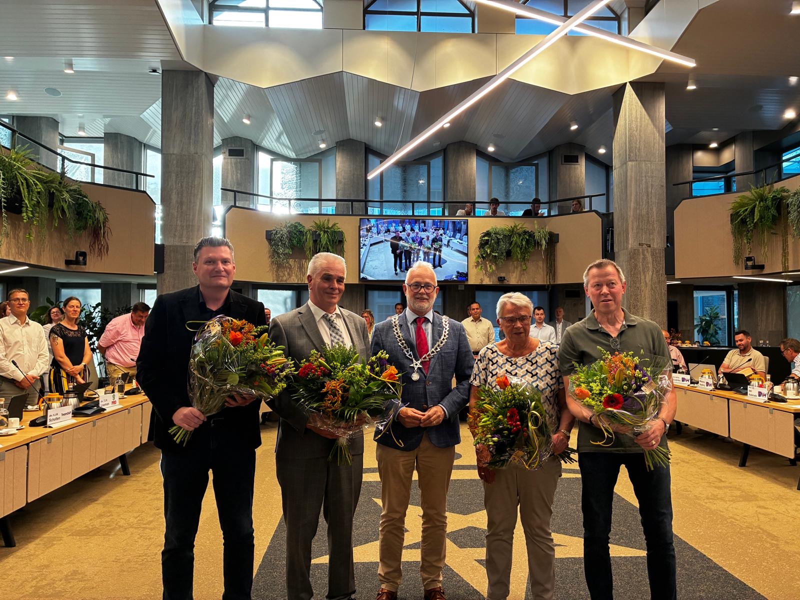 Op de foto v.l.n.r.: Hjalmar Stoete, Harry Belshof, burgemeester Gerard van den Hengel, Ans Mekking en Robert Leferink. Deniz Yüksel ontbreekt op de foto.