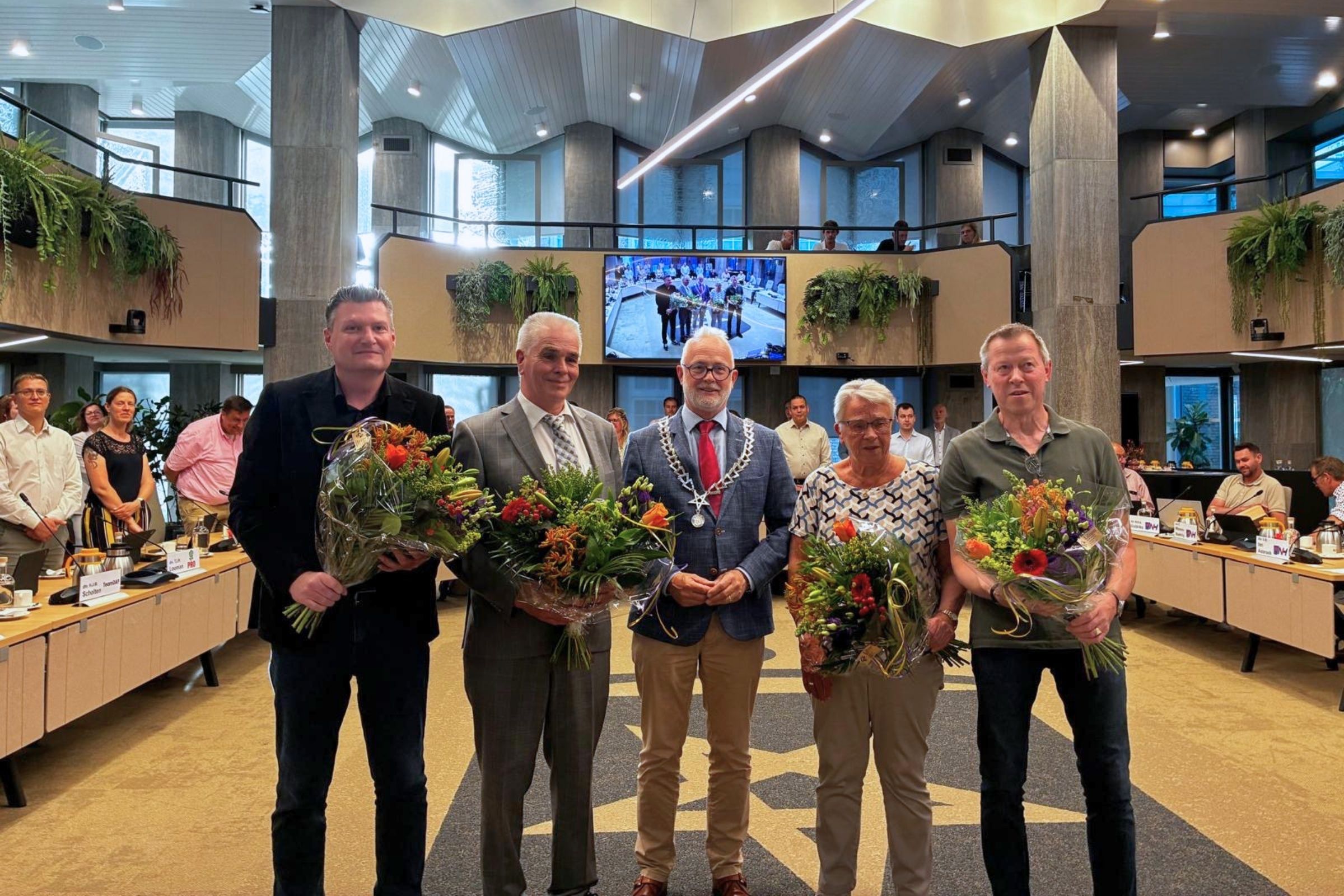 Op de foto v.l.n.r.: Hjalmar Stoete, Harry Belshof, burgemeester Gerard van den Hengel, Ans Mekking en Robert Leferink. Deniz Yüksel ontbreekt op de foto.
