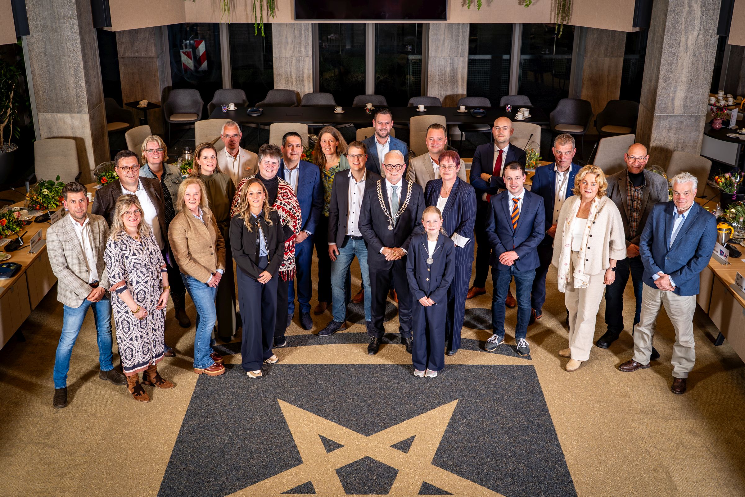 Groepsfoto van de nieuwe gemeenteraad.